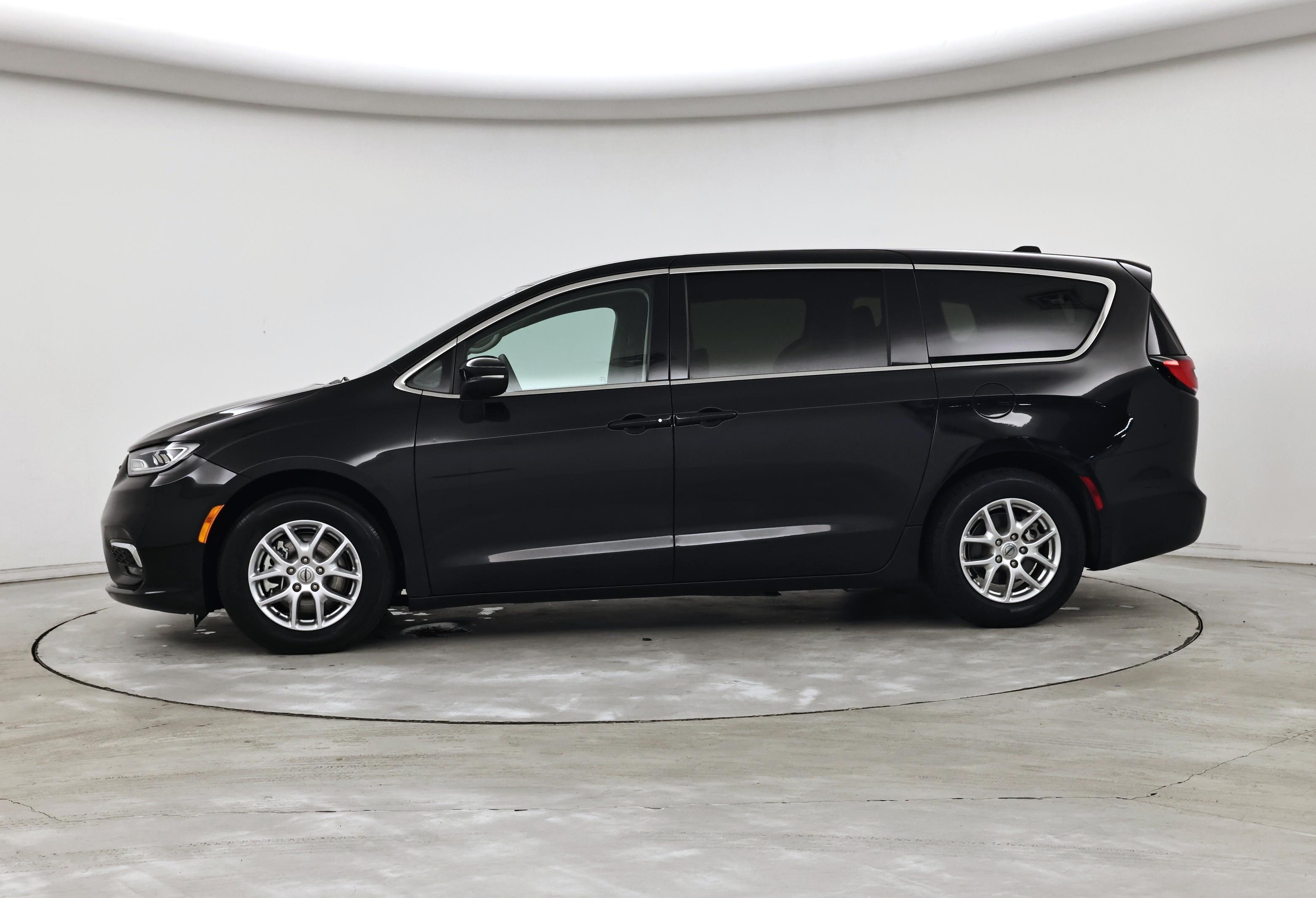 Thumbnail: 2023 Chrysler Pacifica - 3