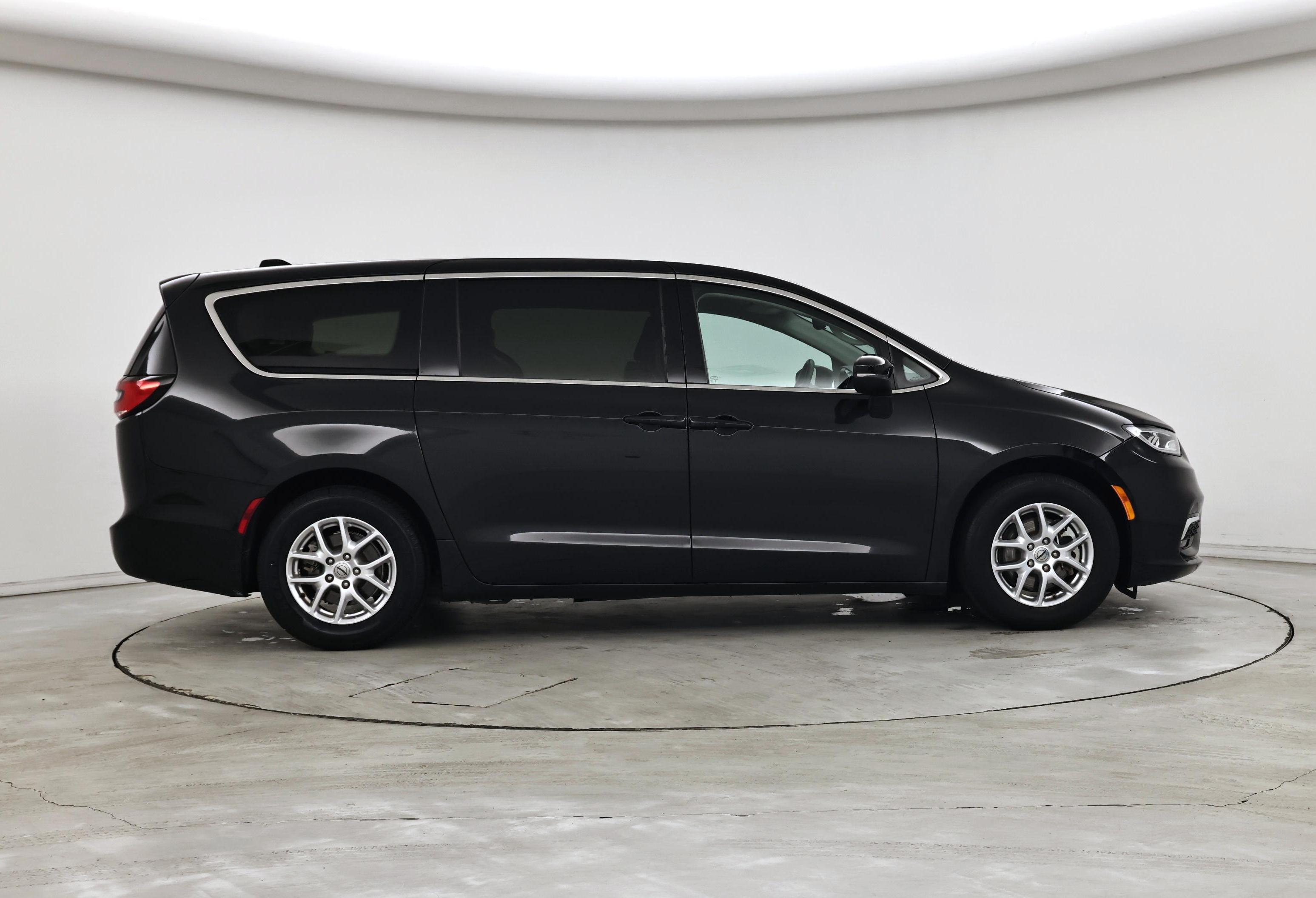 Thumbnail: 2023 Chrysler Pacifica - 7