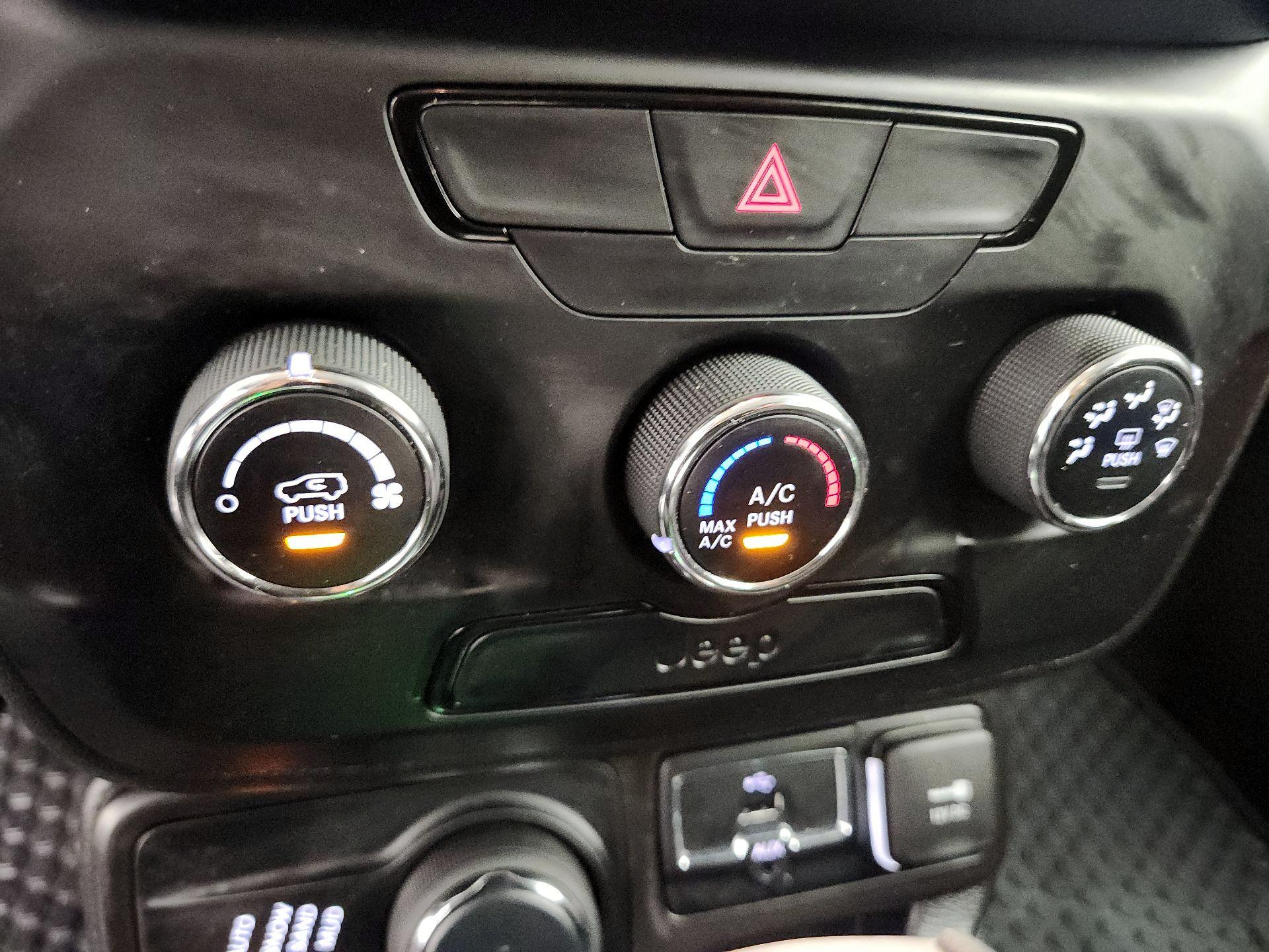Thumbnail: 2020 Jeep Renegade - 16