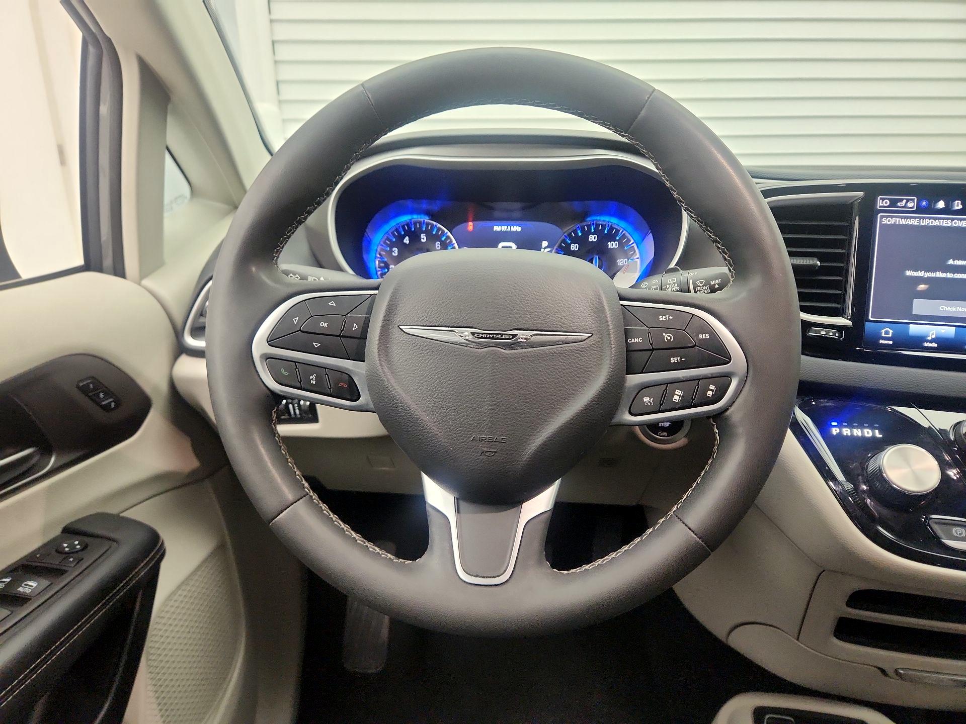 Thumbnail: 2023 Chrysler Pacifica - 10