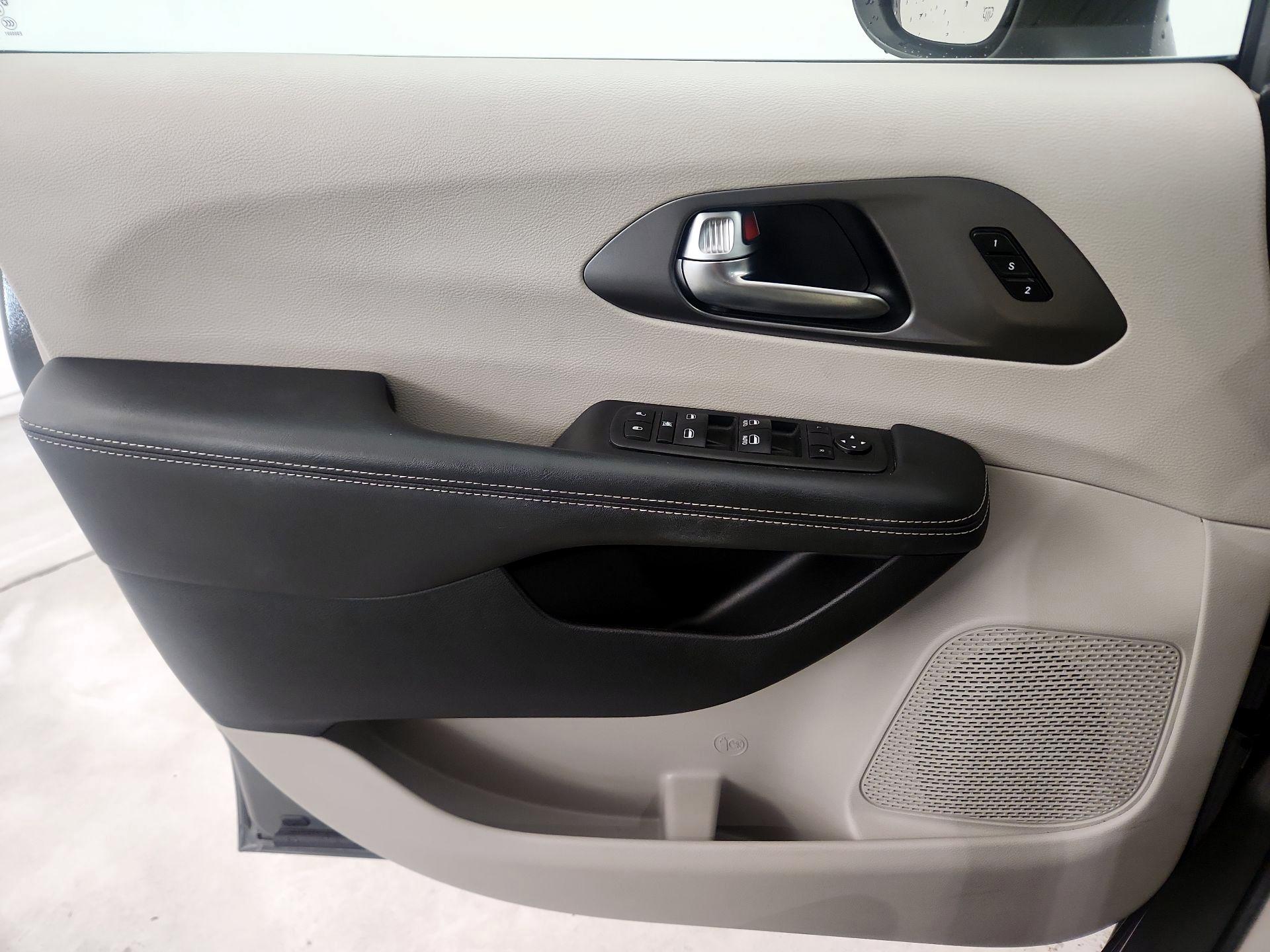 Thumbnail: 2023 Chrysler Pacifica - 12