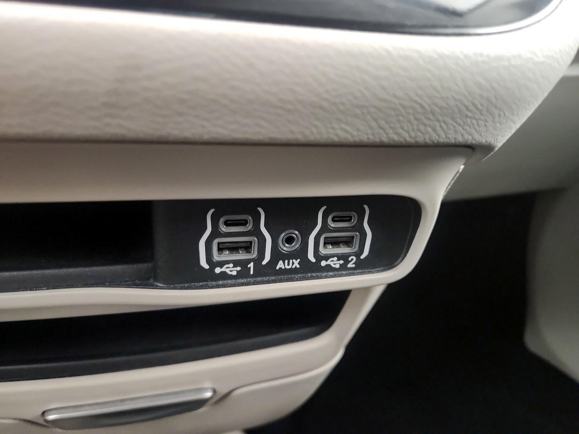 Thumbnail: 2023 Chrysler Pacifica - 18