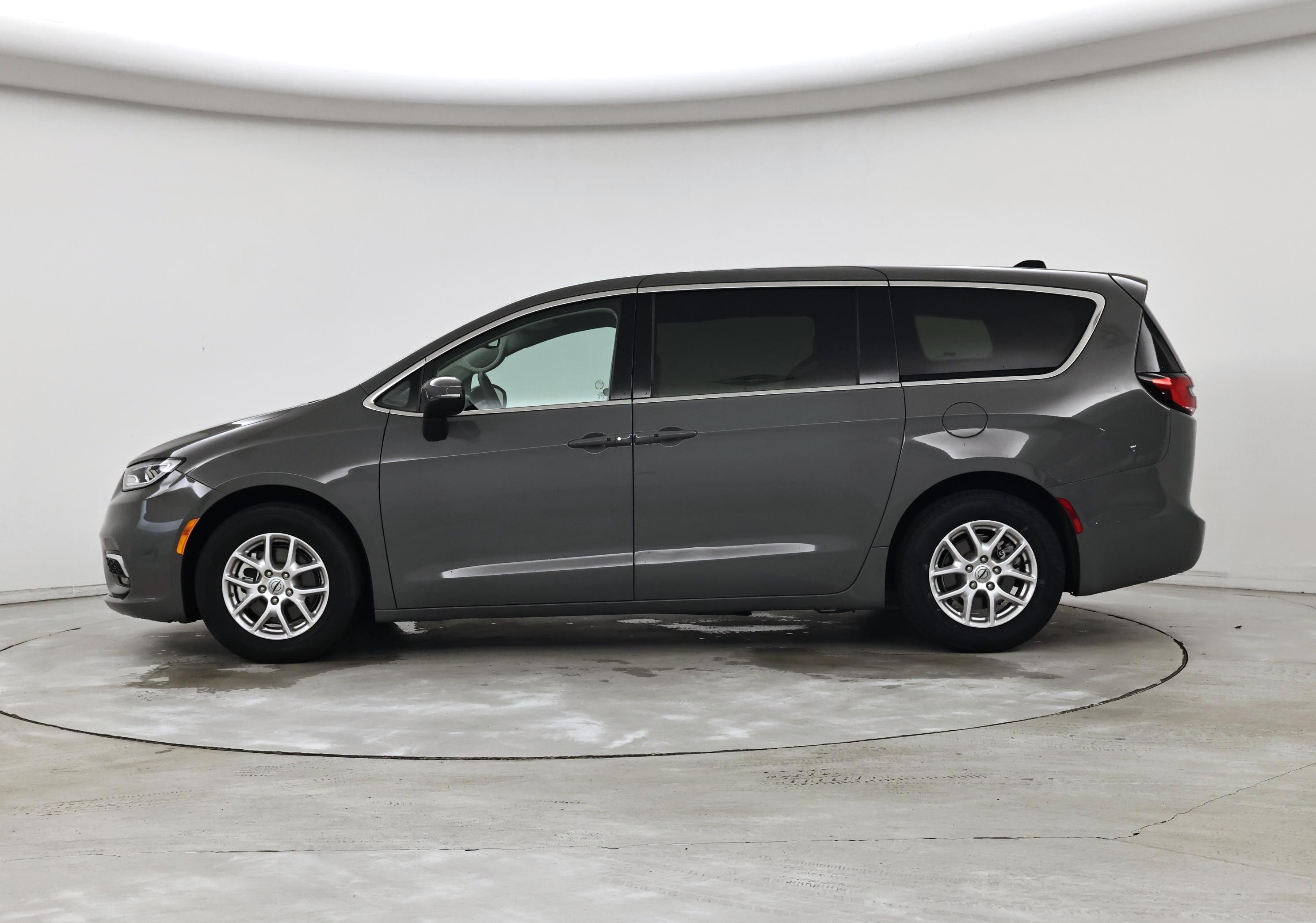 Thumbnail: 2023 Chrysler Pacifica - 3