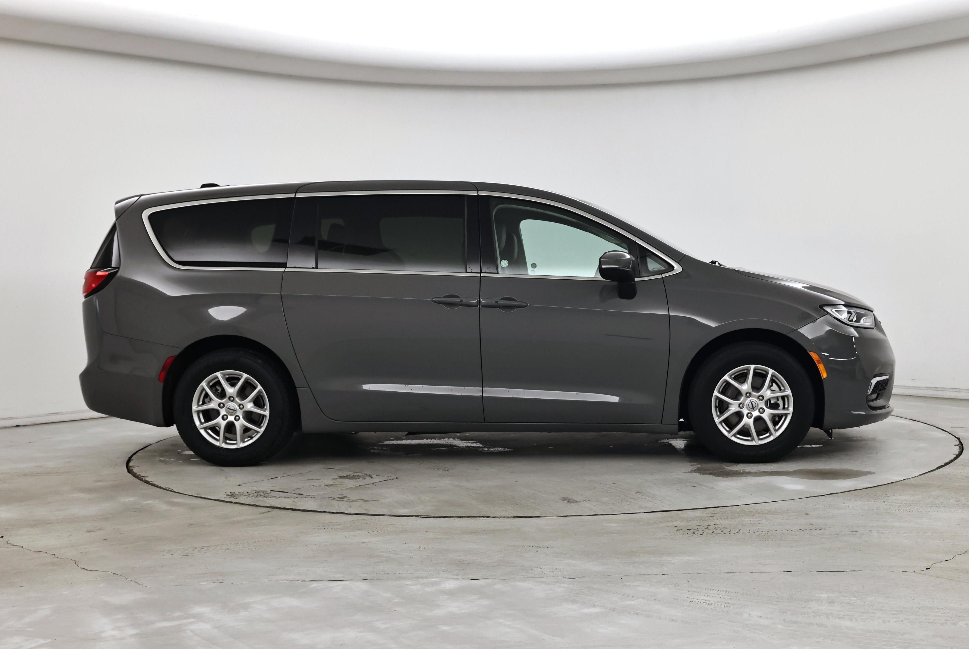 Thumbnail: 2023 Chrysler Pacifica - 7