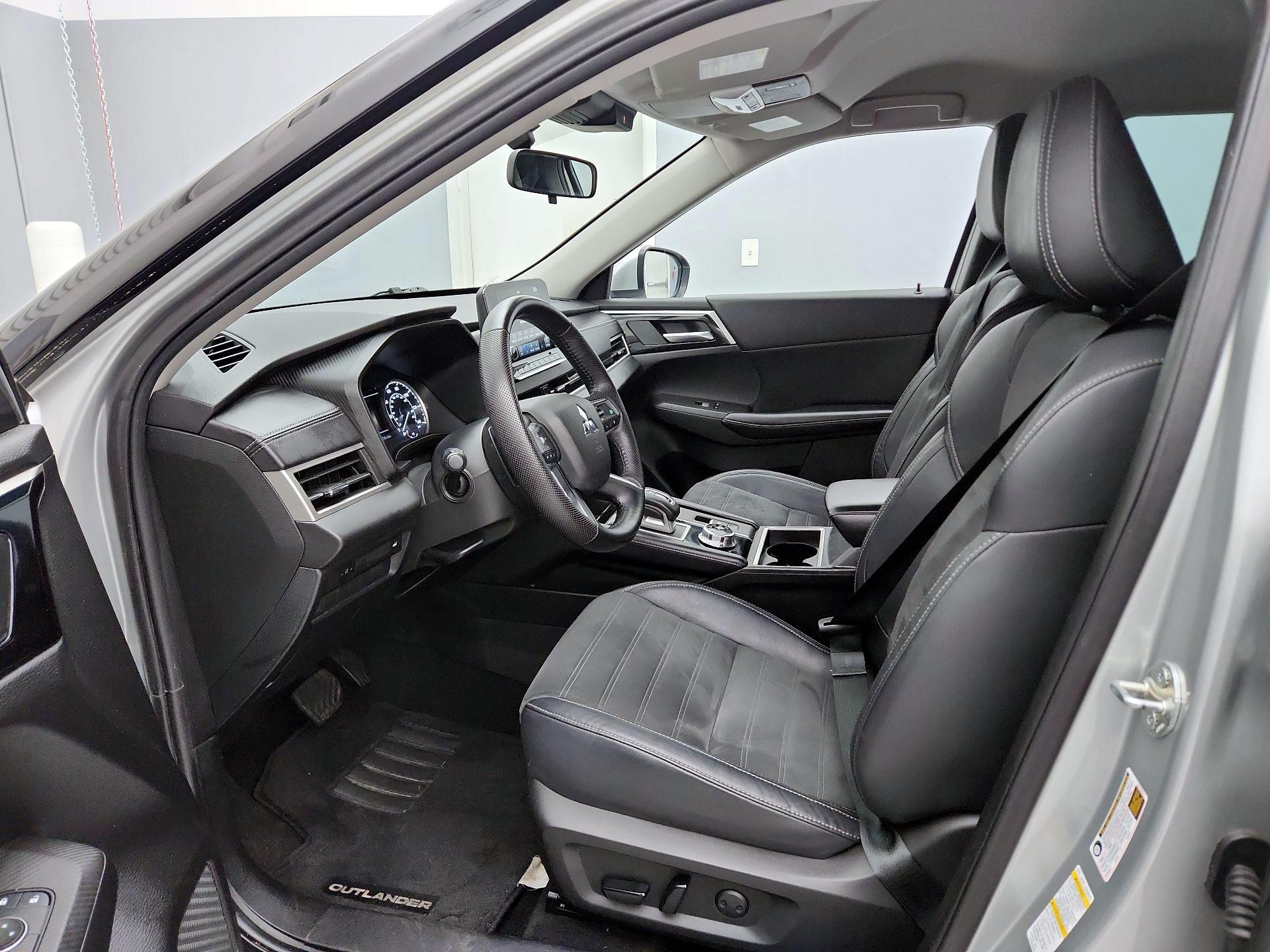 Thumbnail: 2023 Mitsubishi Outlander - 11