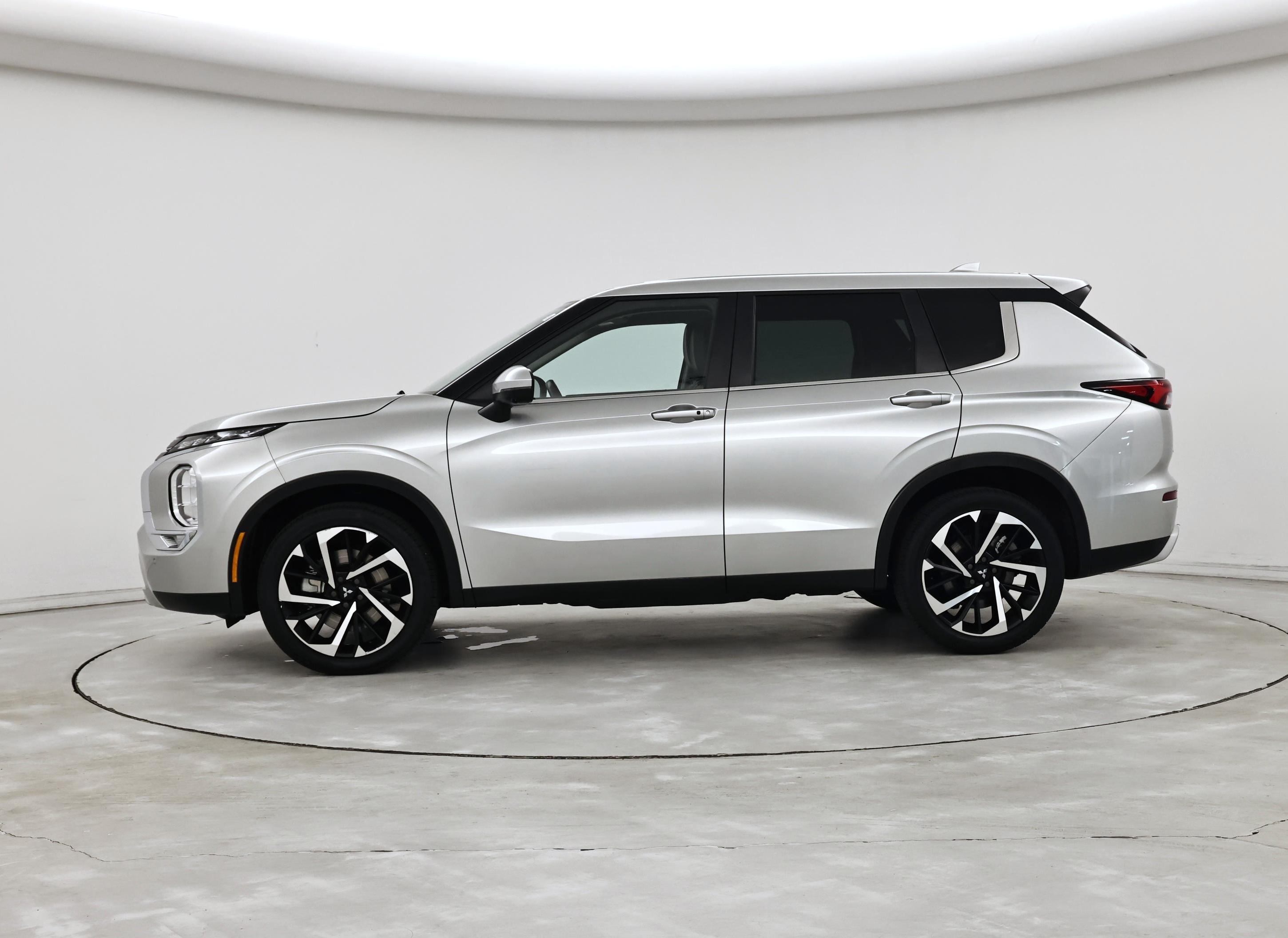 Thumbnail: 2023 Mitsubishi Outlander - 3