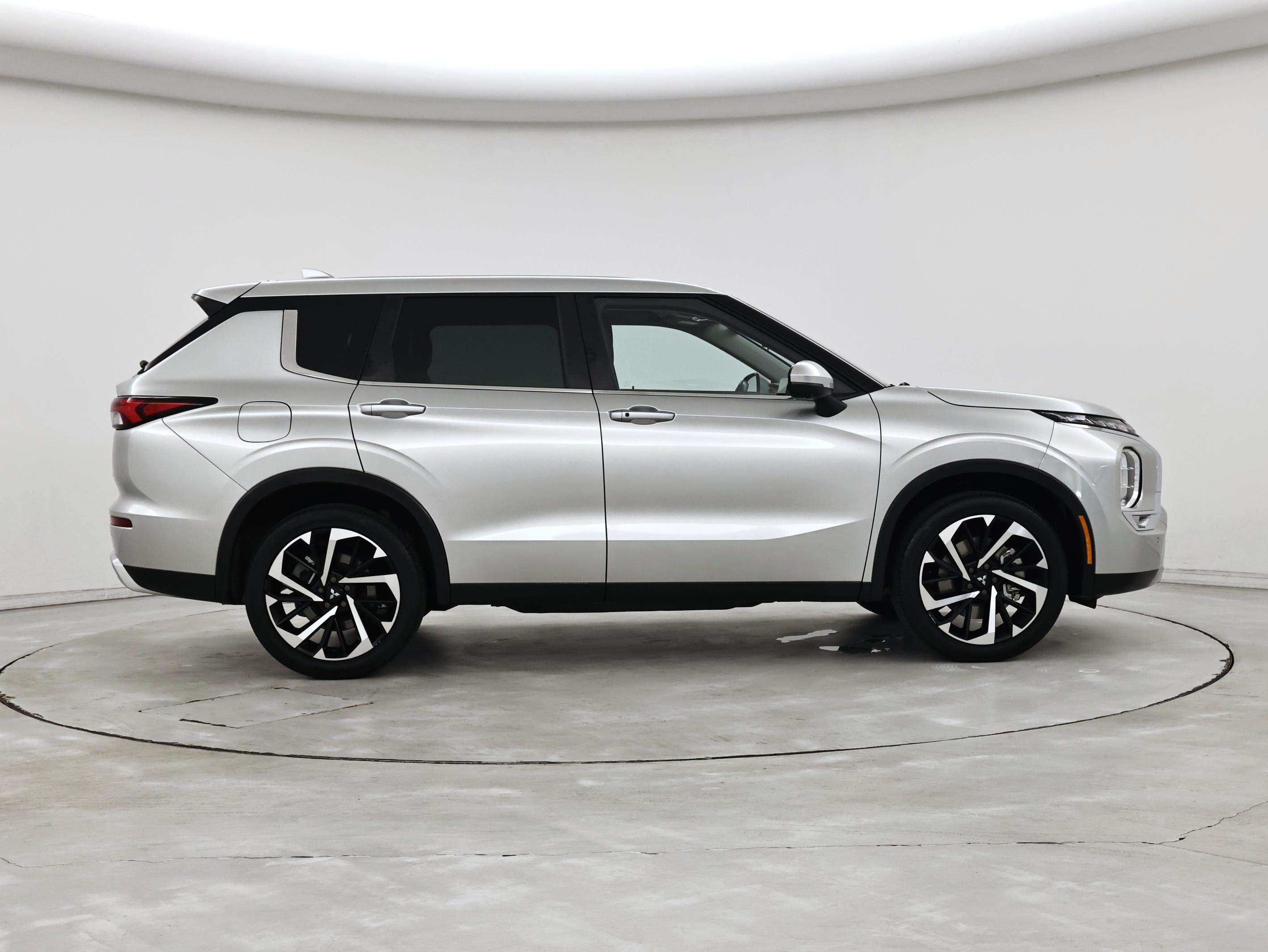 Thumbnail: 2023 Mitsubishi Outlander - 7