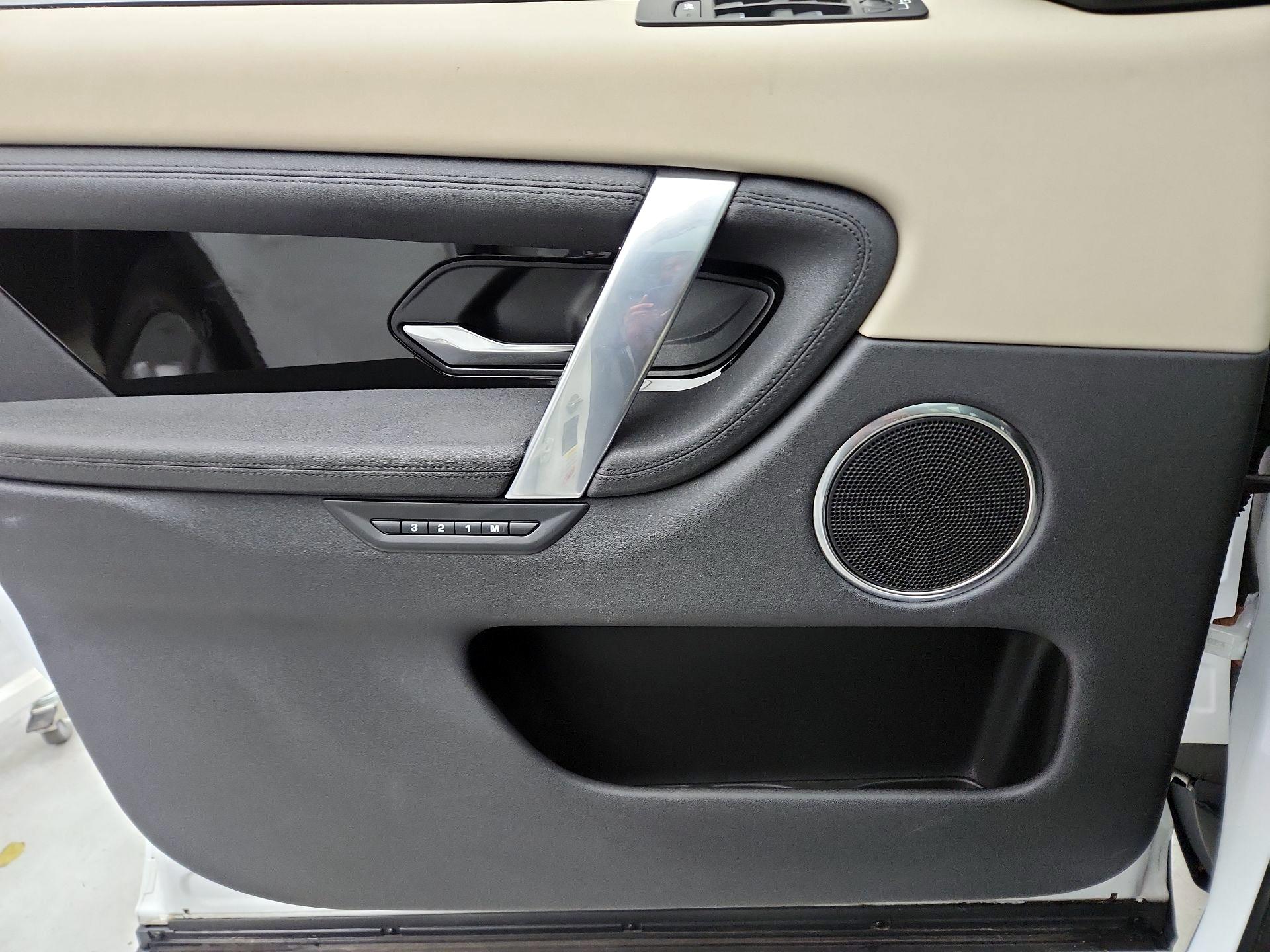 Thumbnail: 2022 Land Rover Discovery Sport - 12