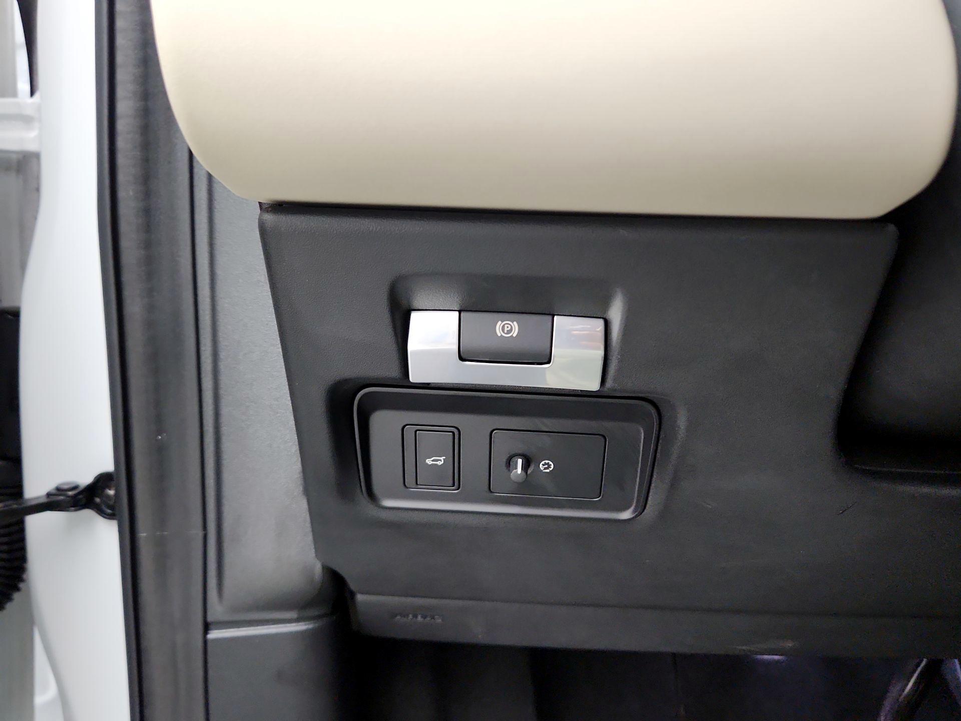 Thumbnail: 2022 Land Rover Discovery Sport - 13