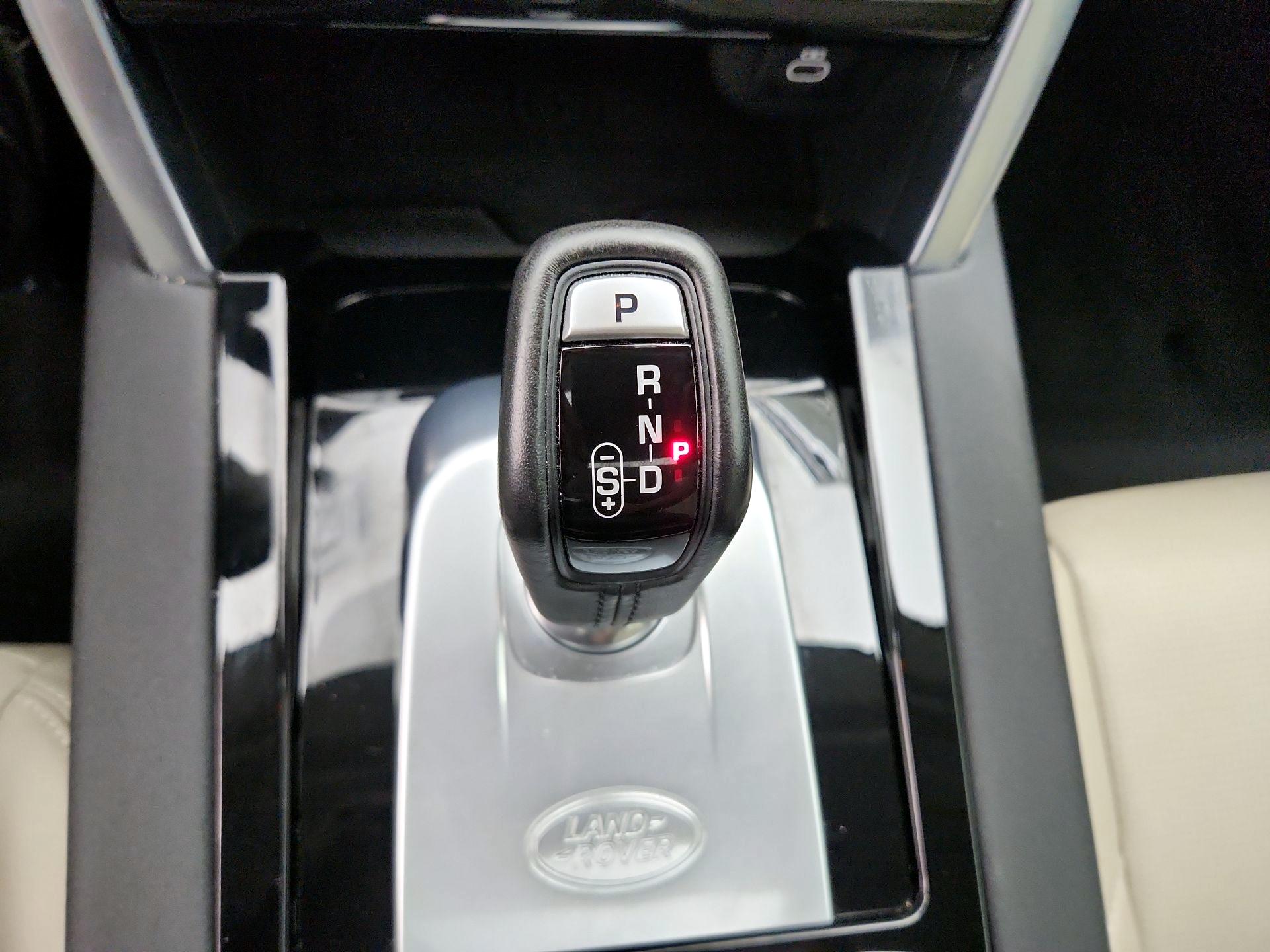 Thumbnail: 2022 Land Rover Discovery Sport - 18