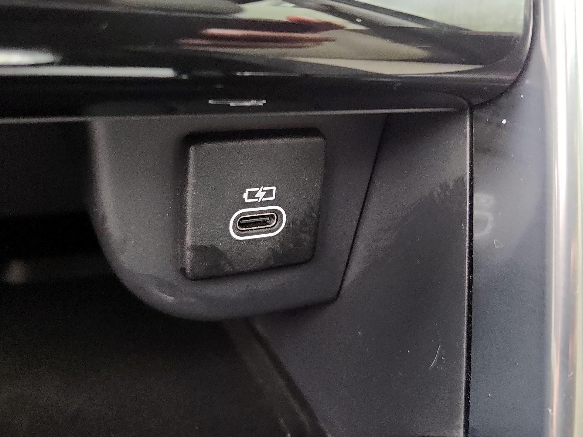 Thumbnail: 2022 Land Rover Discovery Sport - 19