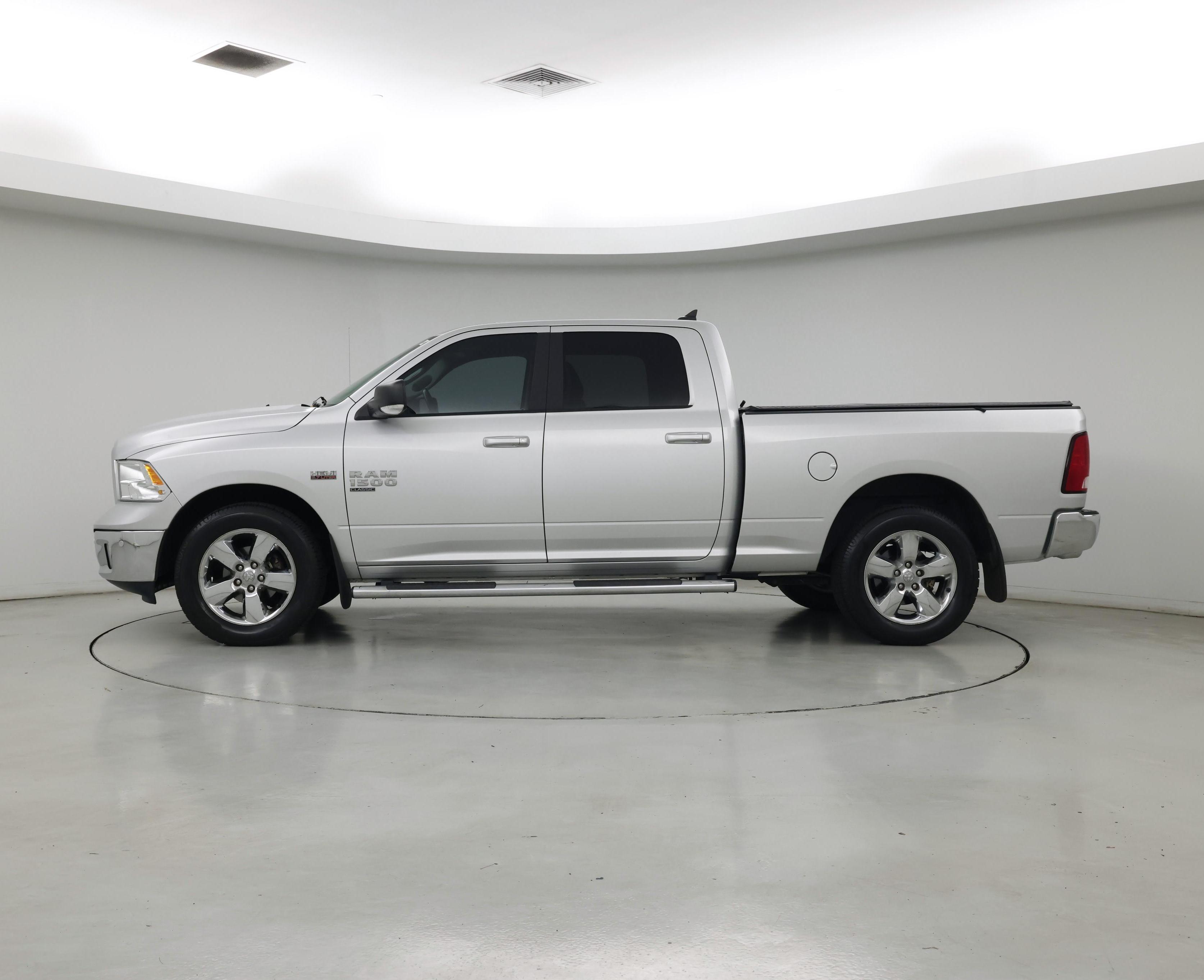Thumbnail: 2019 RAM 1500 Classic - 3