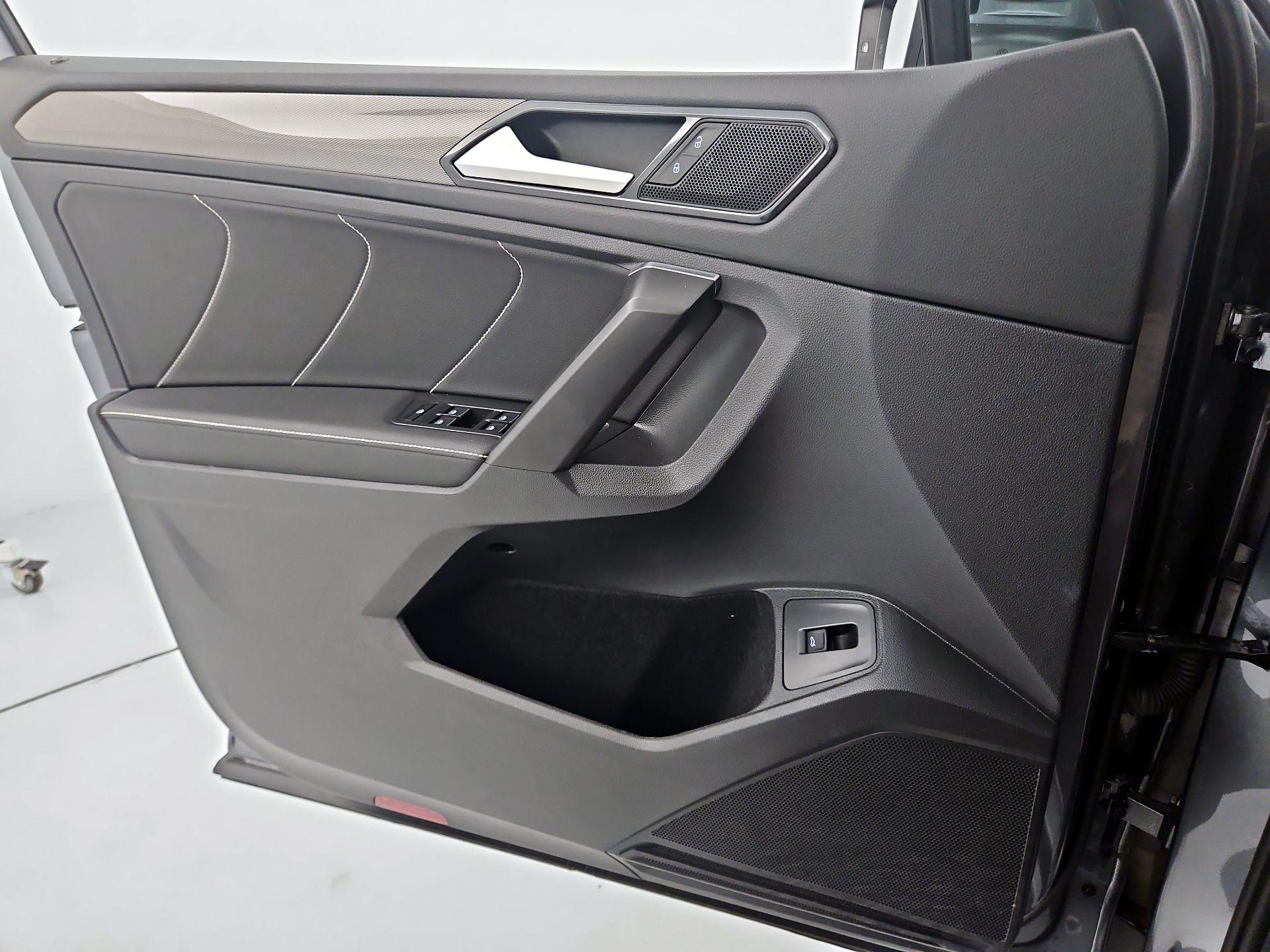 Thumbnail: 2022 Volkswagen Tiguan - 12