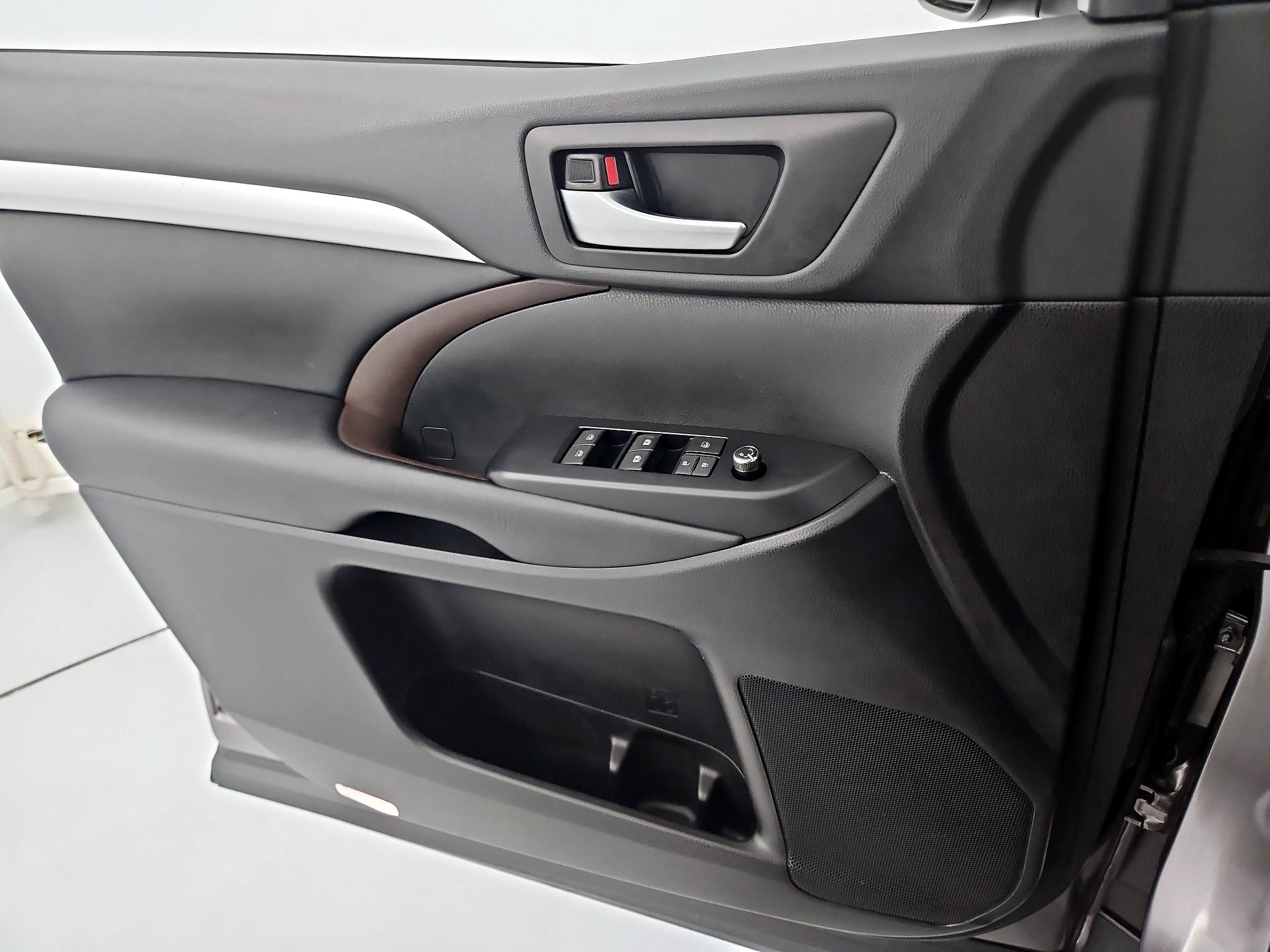 Thumbnail: 2019 Toyota Highlander - 12