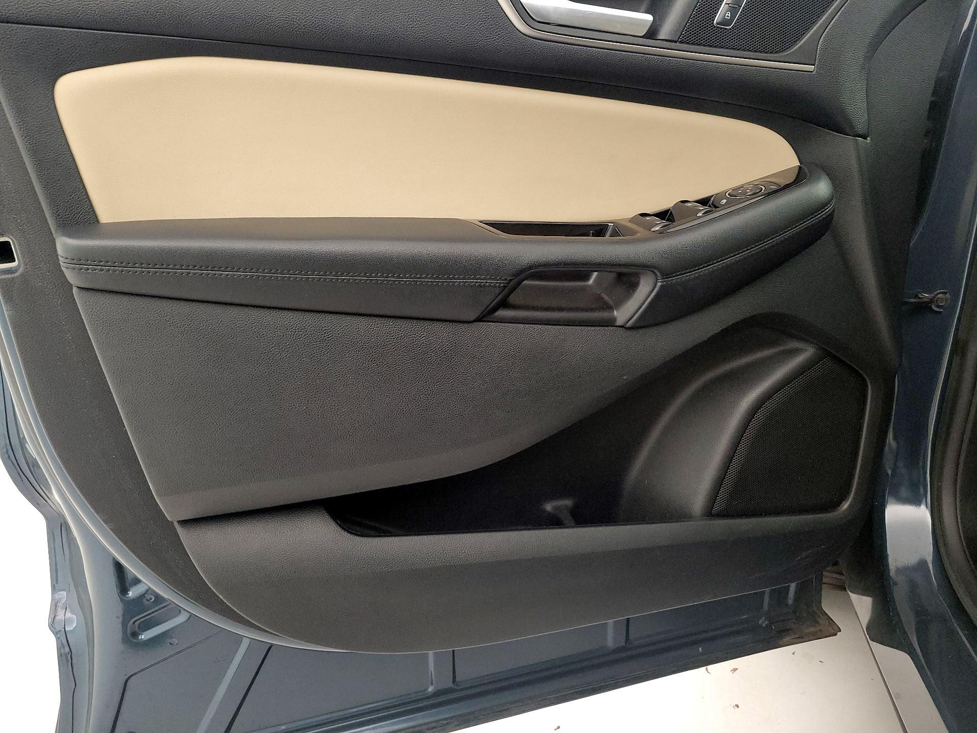 Thumbnail: 2016 Ford Edge - 12