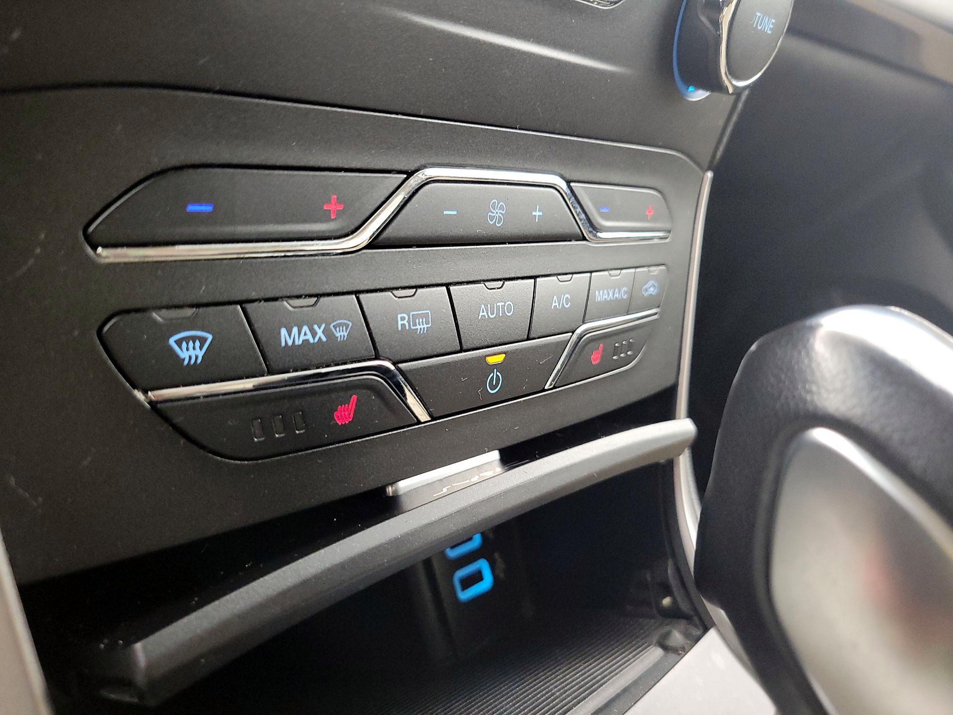 Thumbnail: 2016 Ford Edge - 17