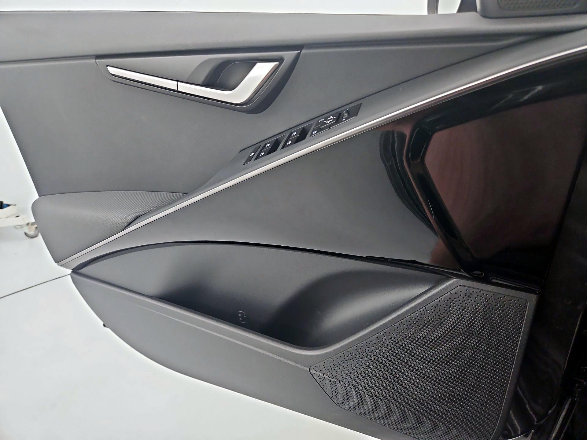 Thumbnail: 2023 Kia Niro - 12