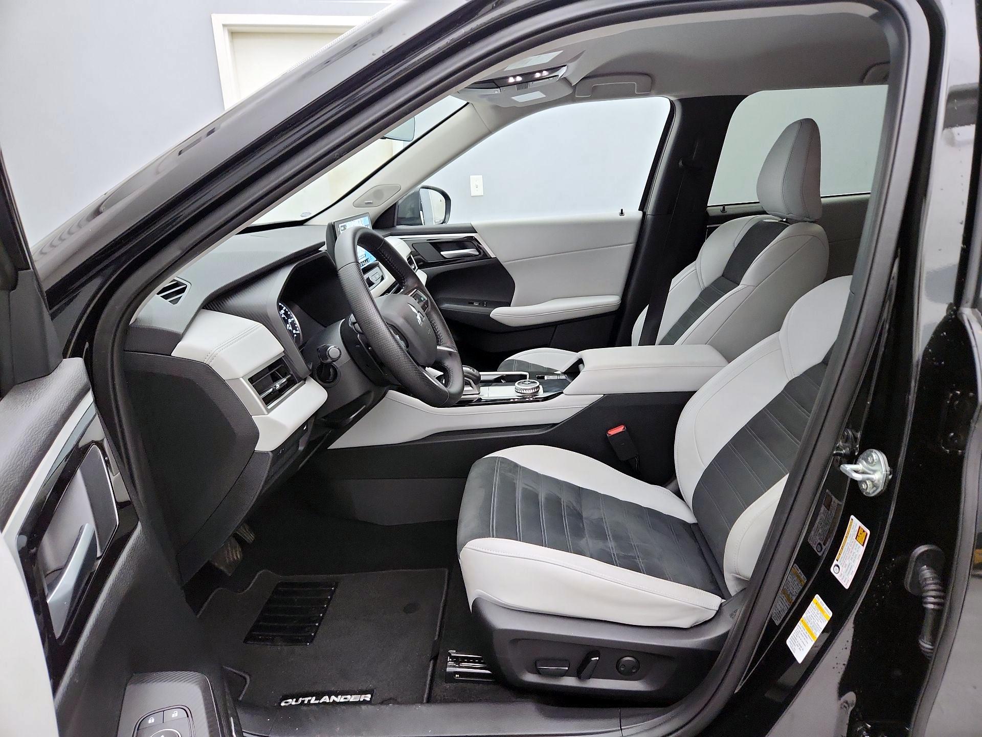 Thumbnail: 2025 Mitsubishi Outlander - 11