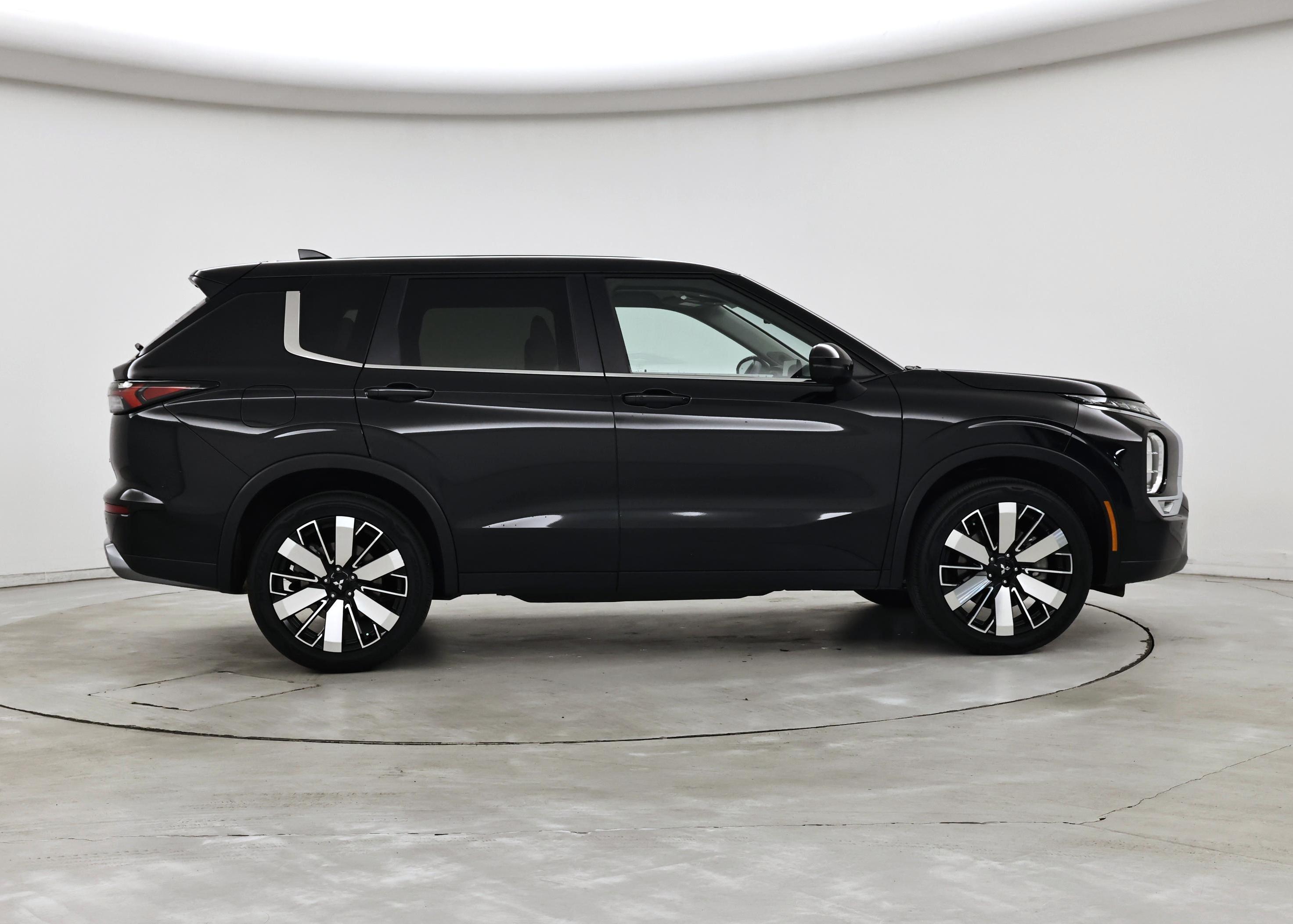 Thumbnail: 2025 Mitsubishi Outlander - 7