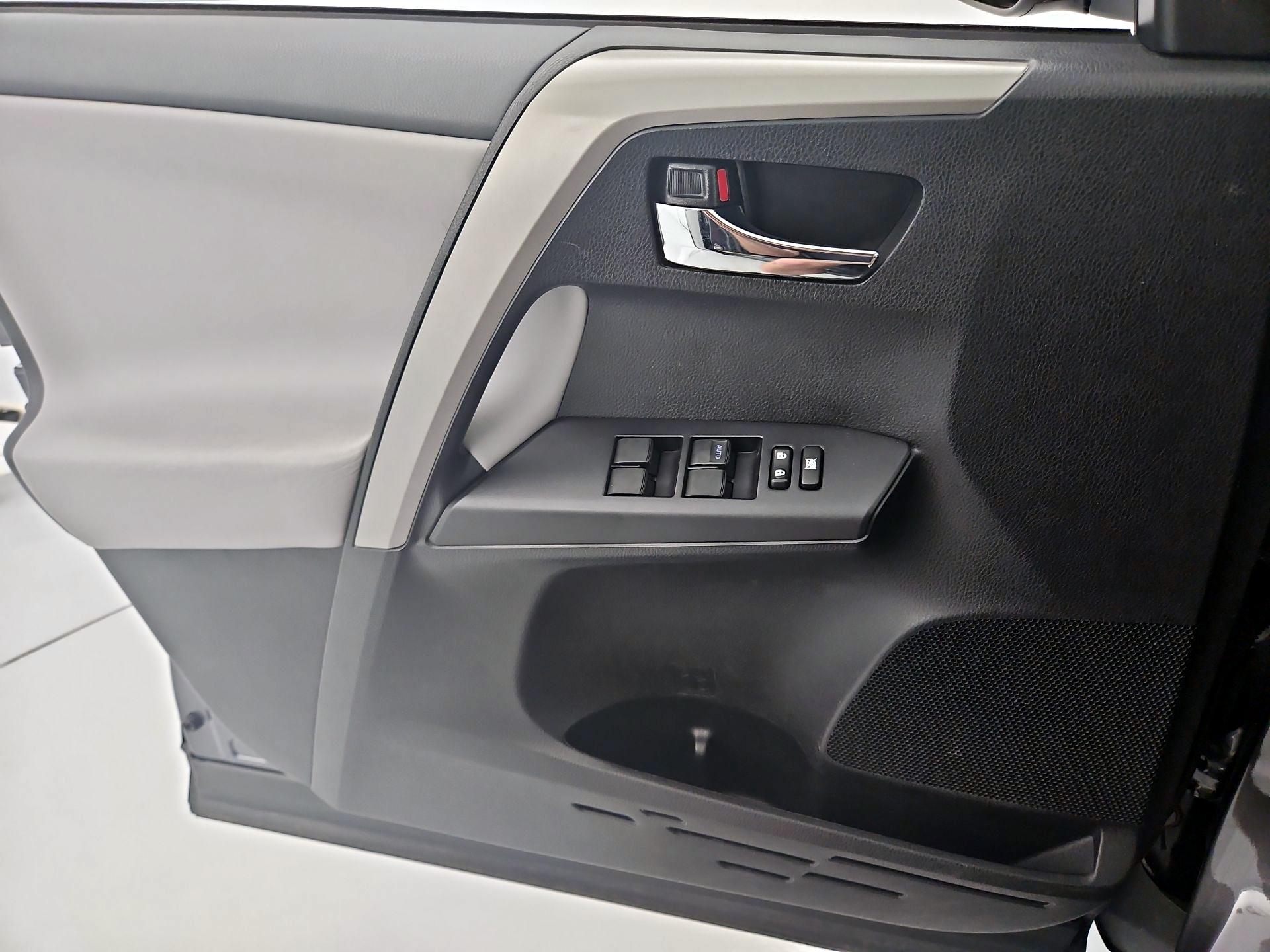 Thumbnail: 2018 Toyota RAV4 - 12