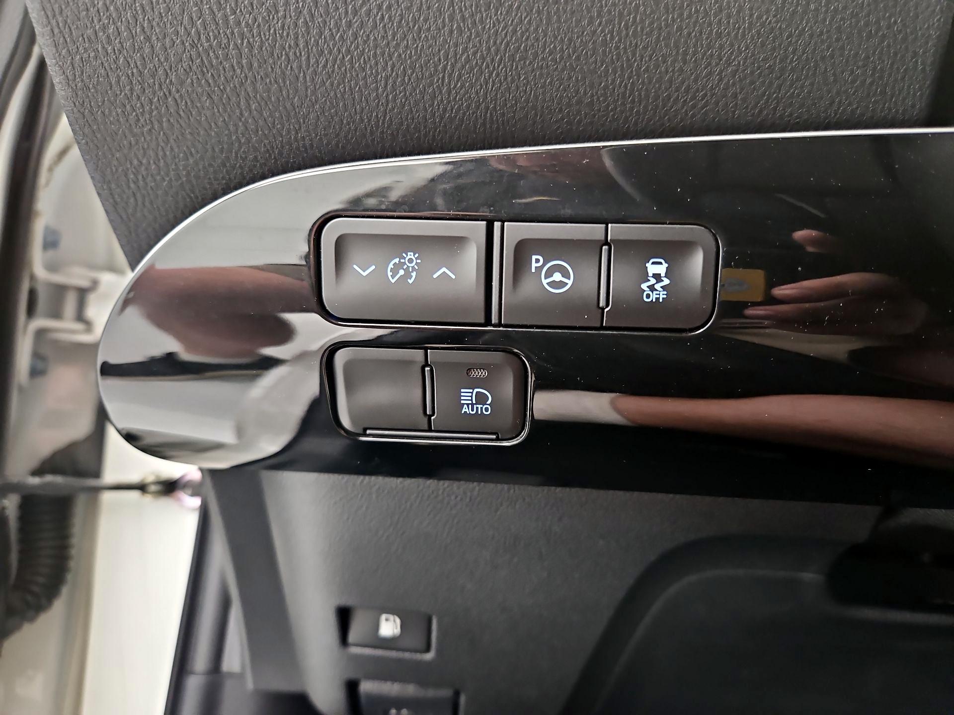 Thumbnail: 2019 Toyota Prius - 13