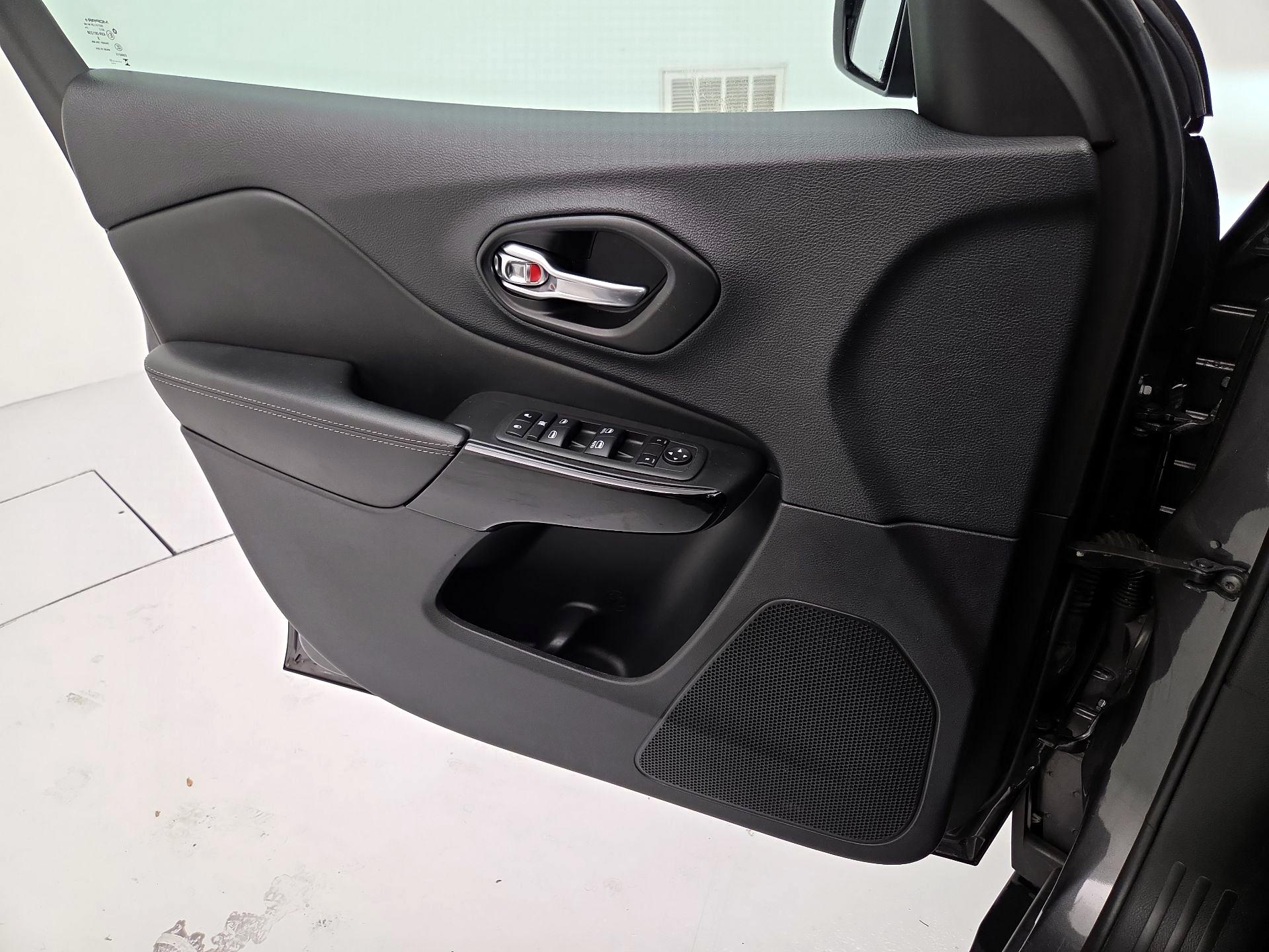 Thumbnail: 2023 Jeep Cherokee - 12