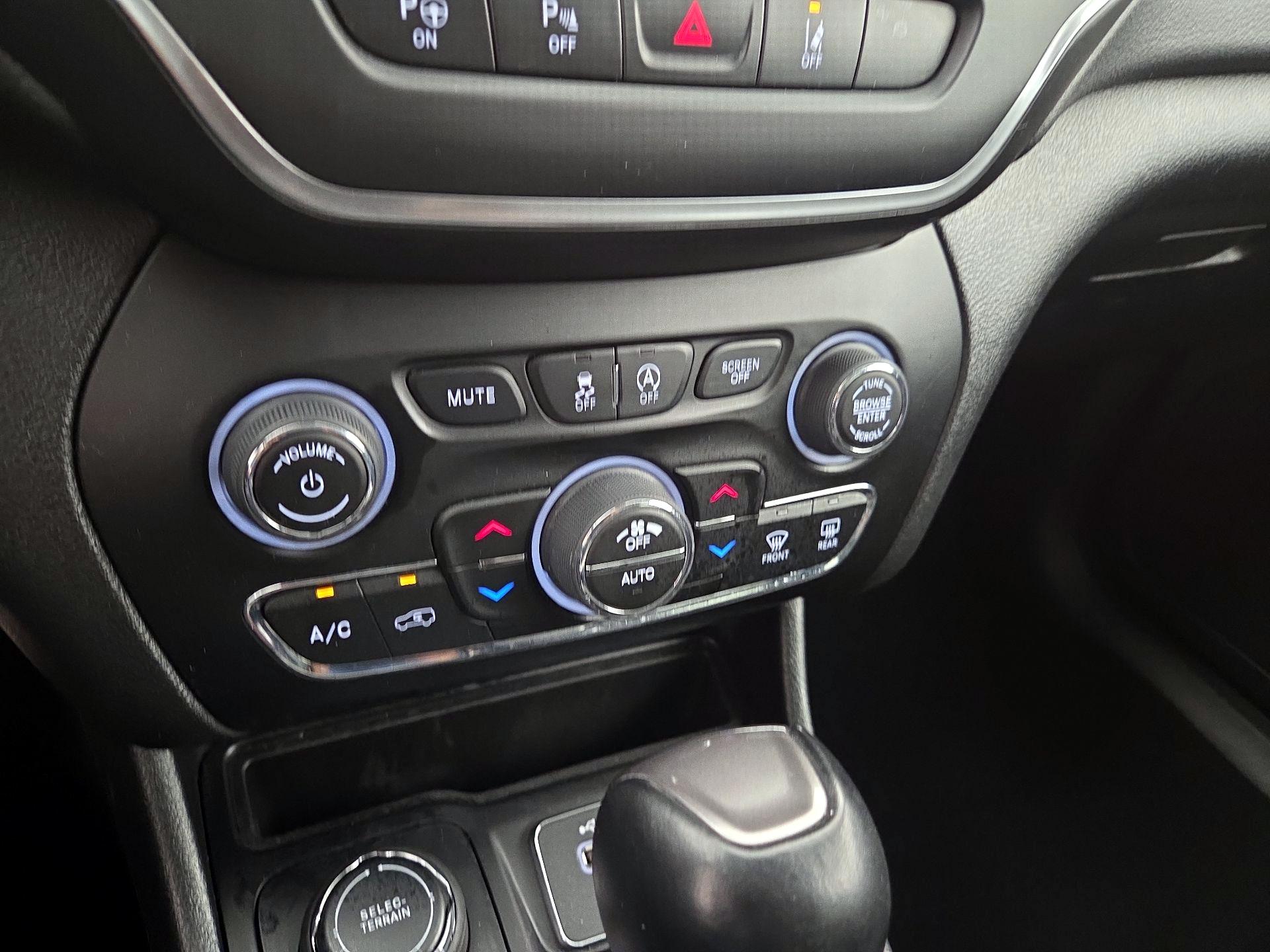 Thumbnail: 2023 Jeep Cherokee - 17