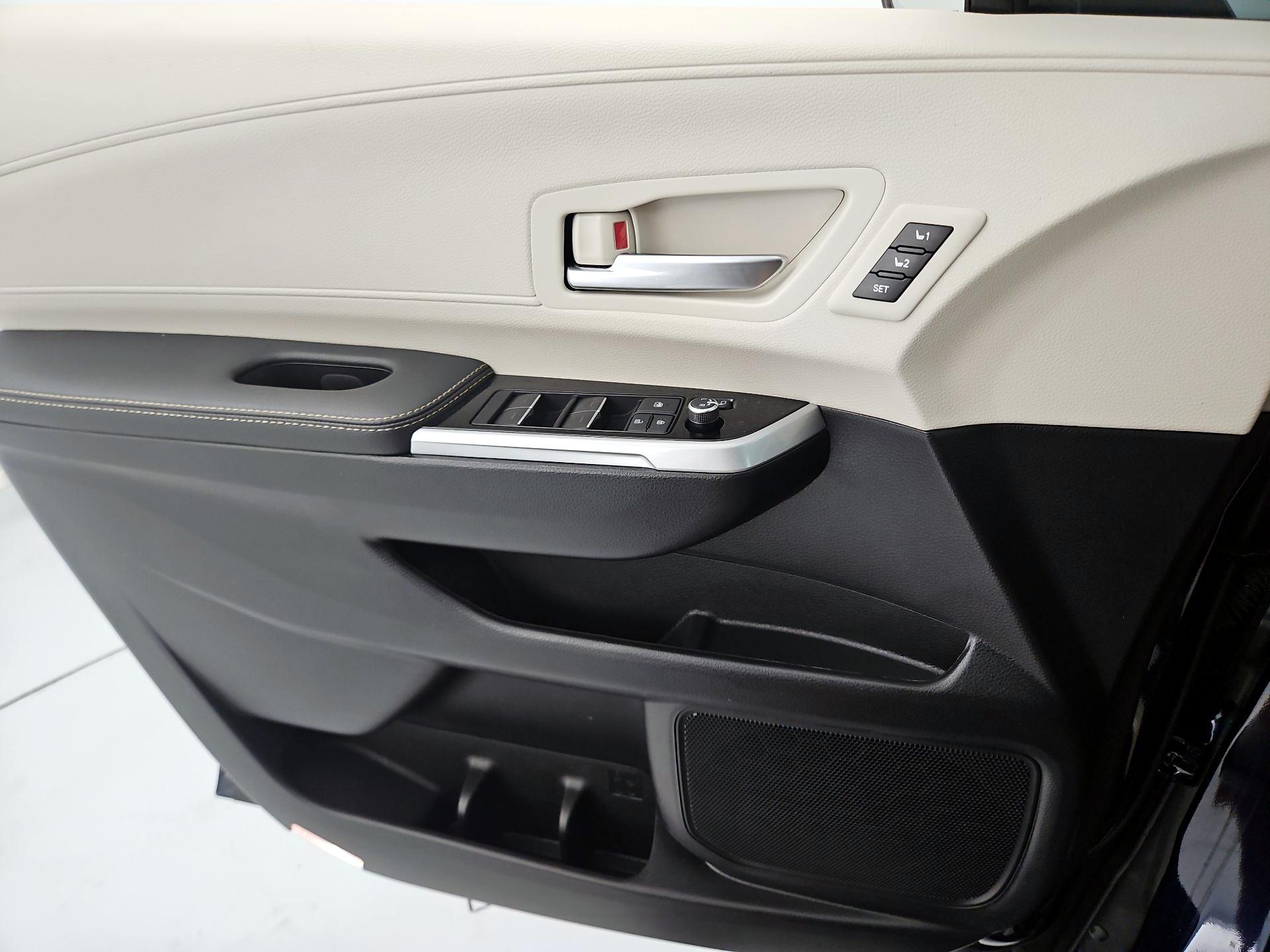 Thumbnail: 2025 Toyota Sienna - 12