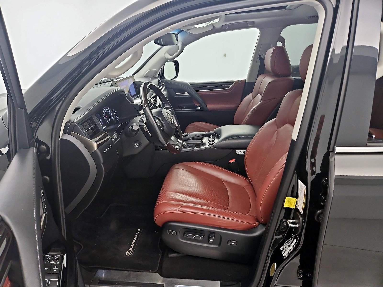 2021 Lexus LX 570 - Photo 12