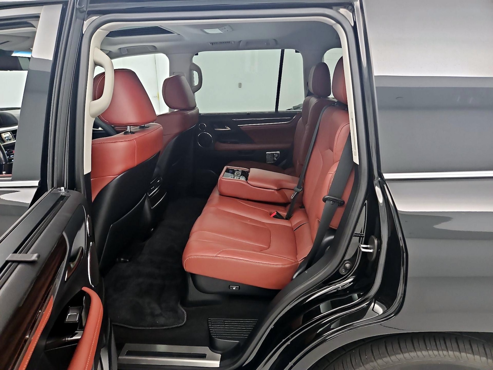 2021 Lexus LX 570 - Photo 21