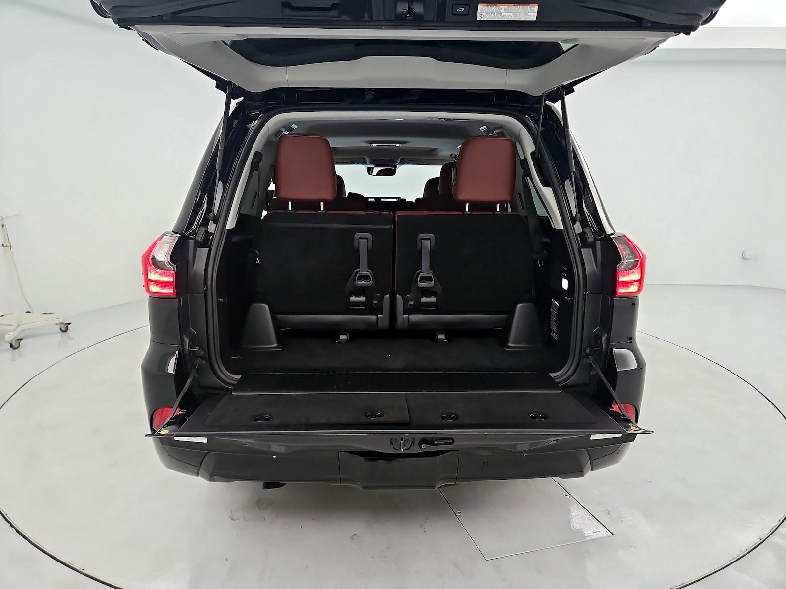 2021 Lexus LX 570 - Photo 23