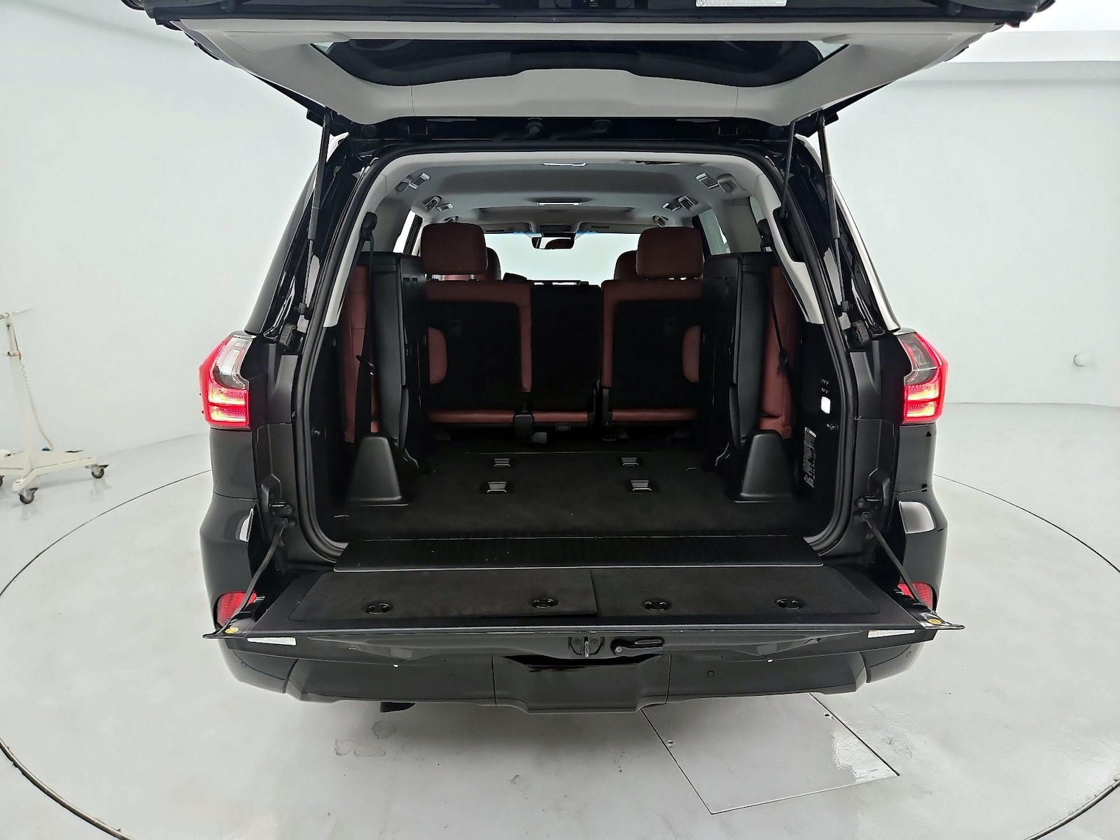 2021 Lexus LX 570 - Photo 24