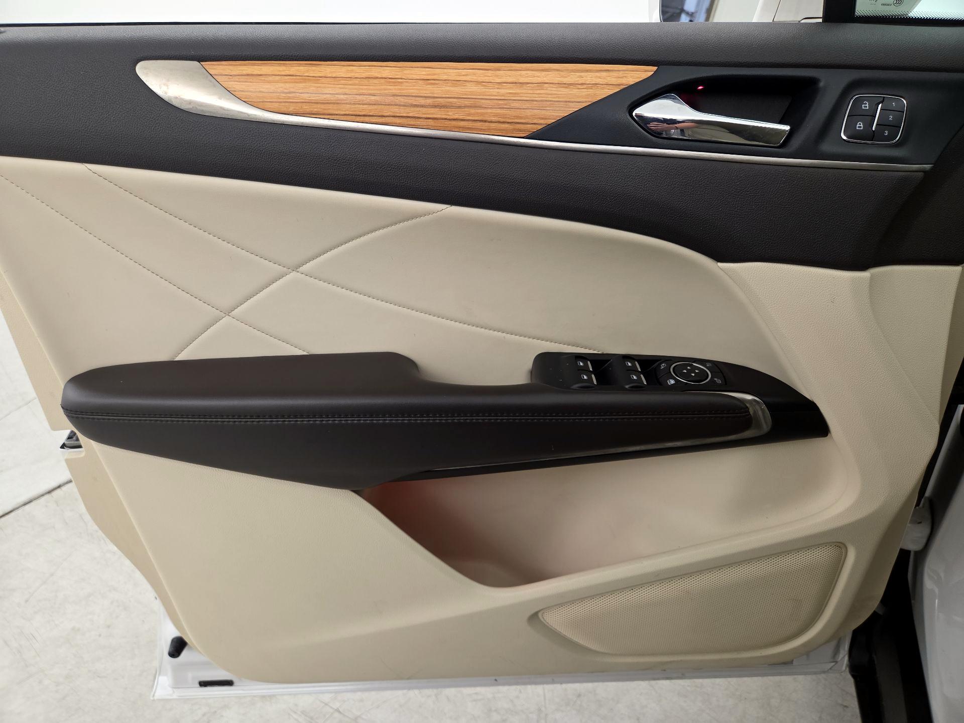 Thumbnail: 2016 Lincoln MKC - 12