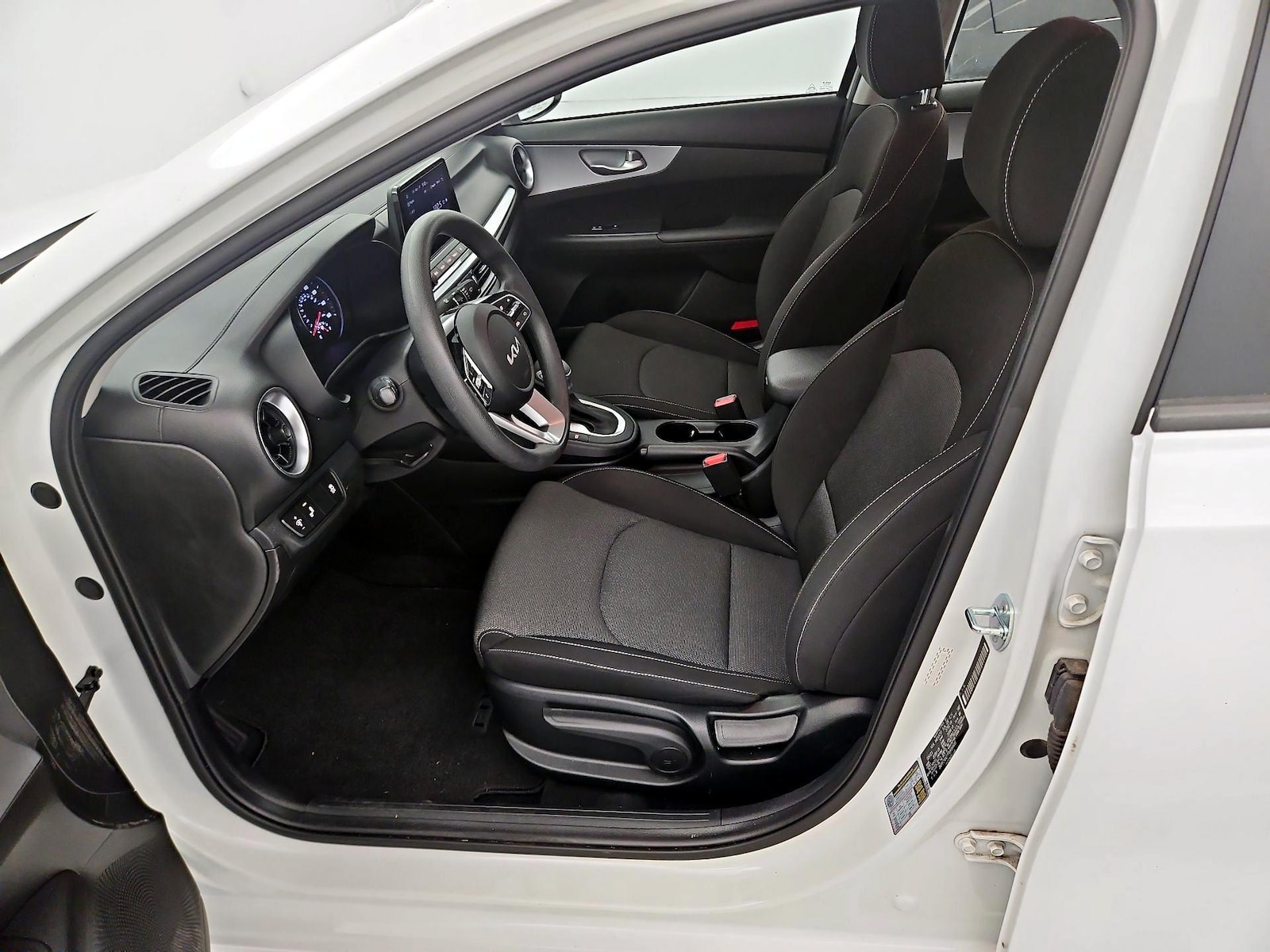 2023 Kia Forte LXS - Photo 12