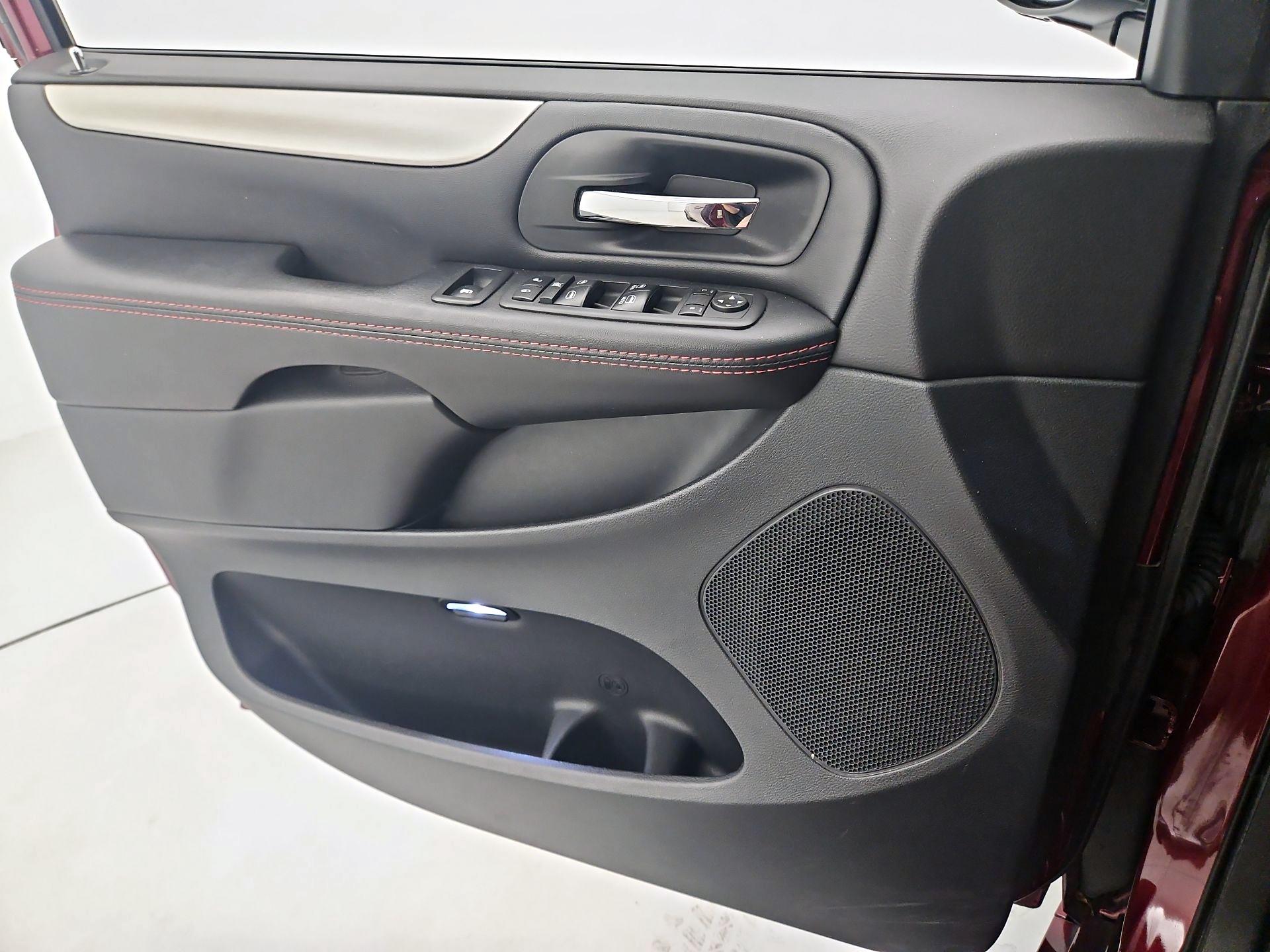 Thumbnail: 2019 Dodge Grand Caravan - 12