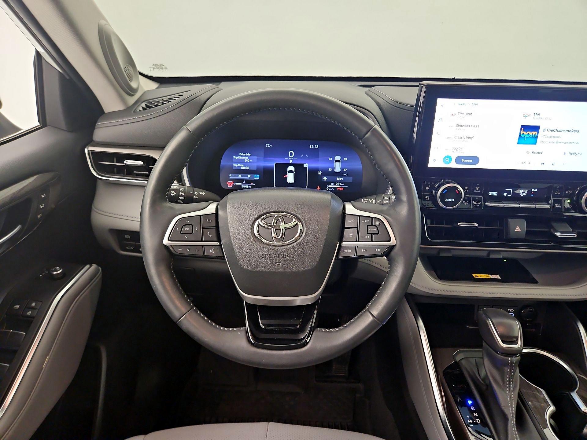 Thumbnail: 2023 Toyota Highlander - 10