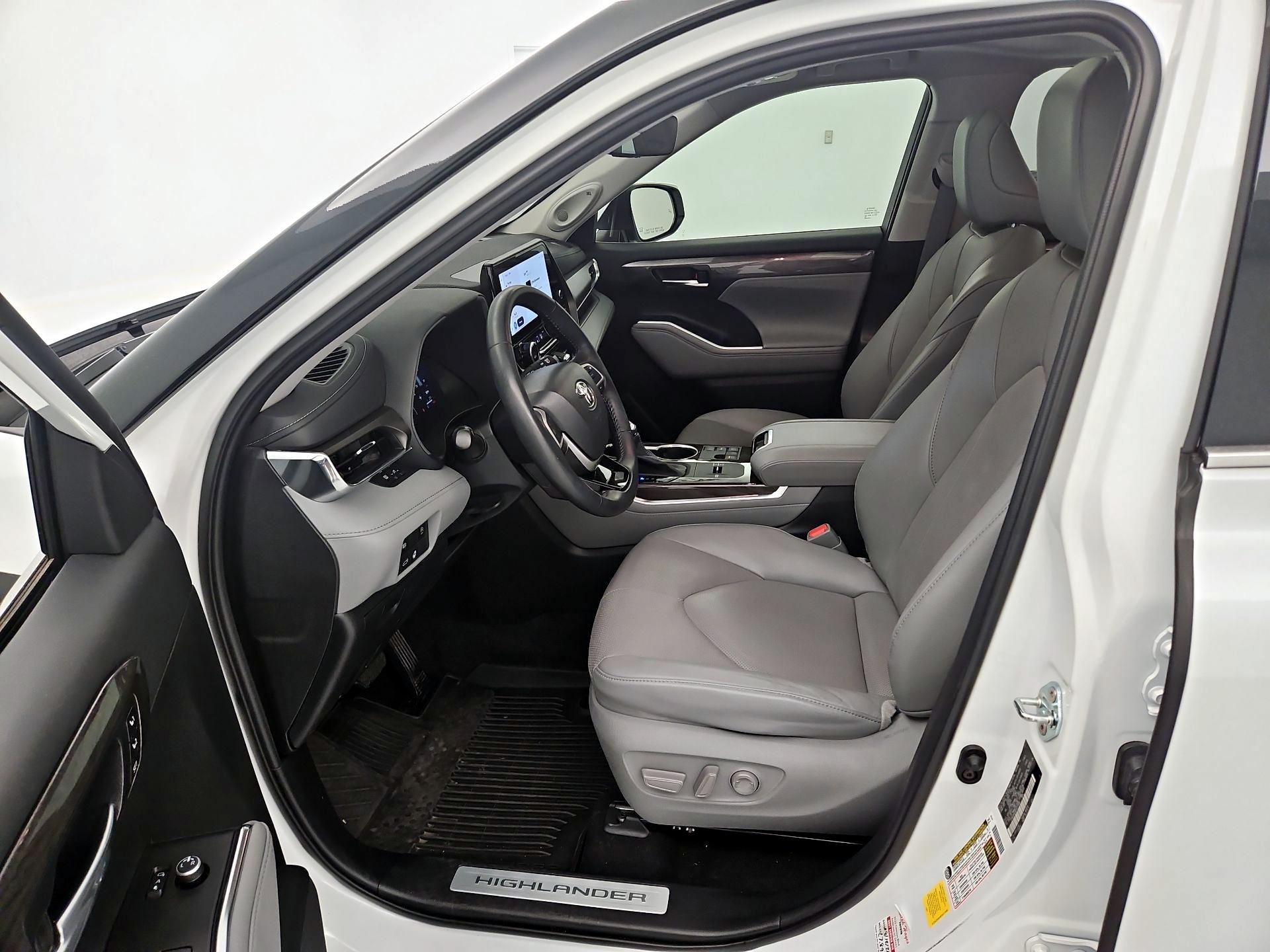 Thumbnail: 2023 Toyota Highlander - 11