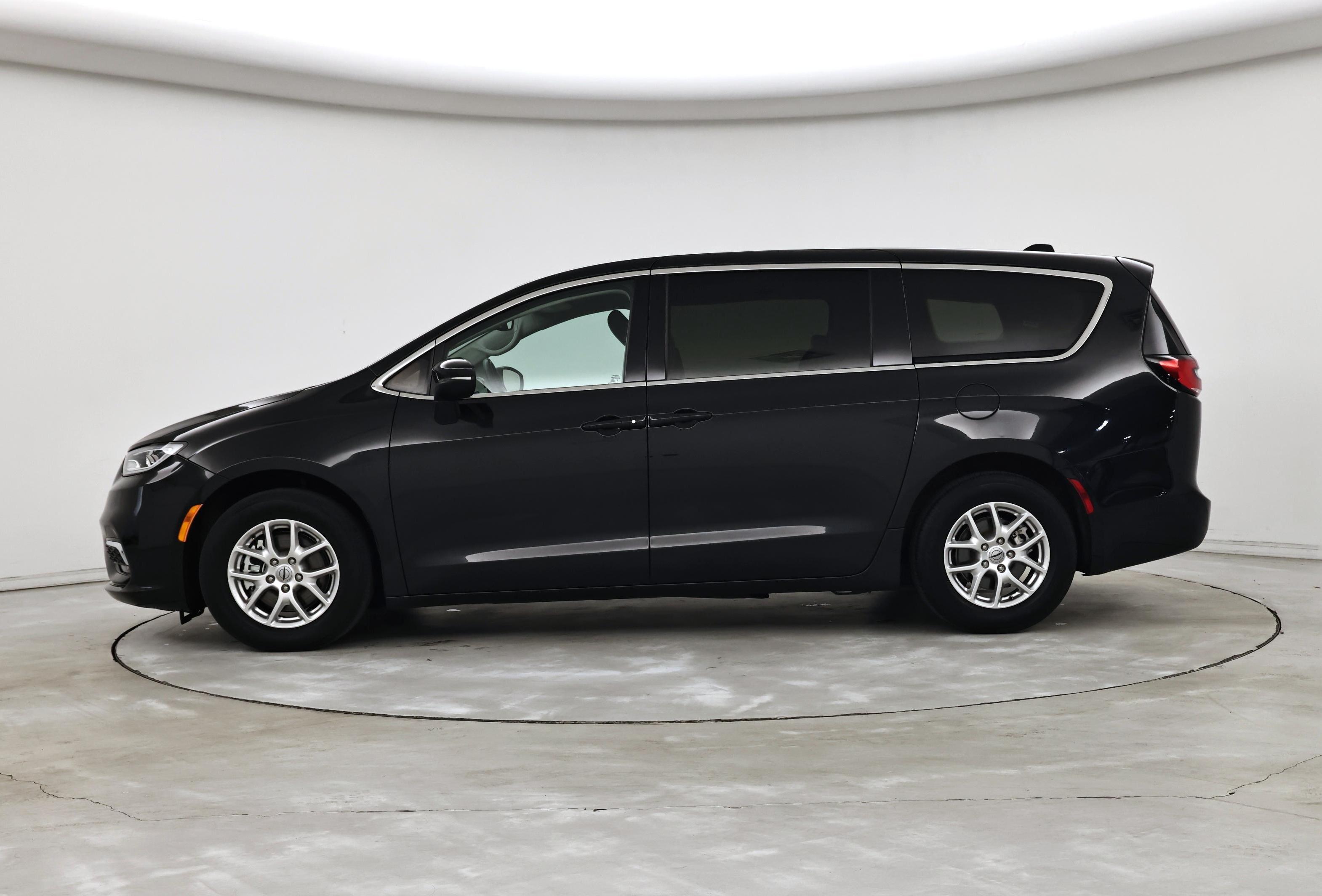Thumbnail: 2023 Chrysler Pacifica - 3