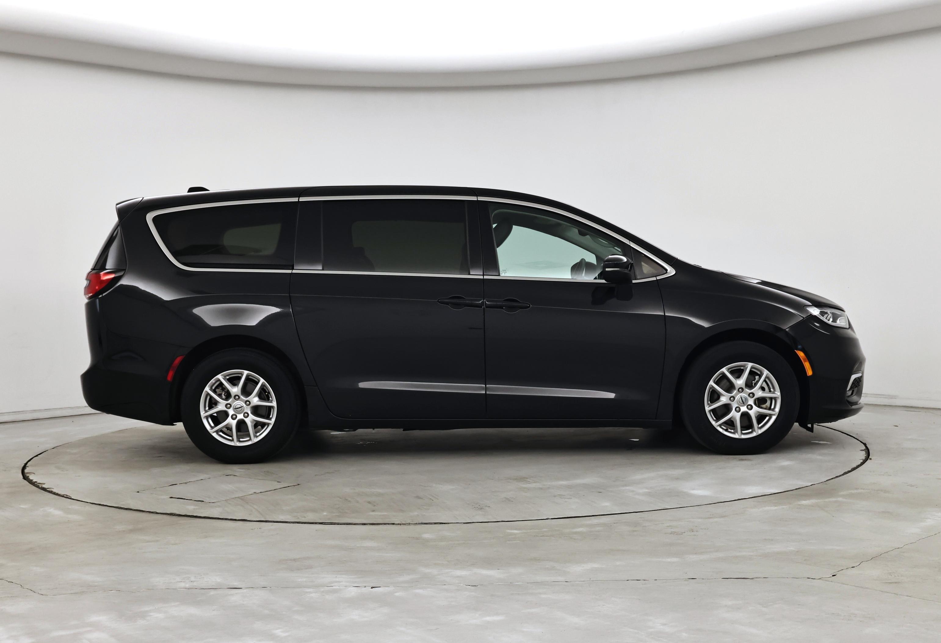 Thumbnail: 2023 Chrysler Pacifica - 7