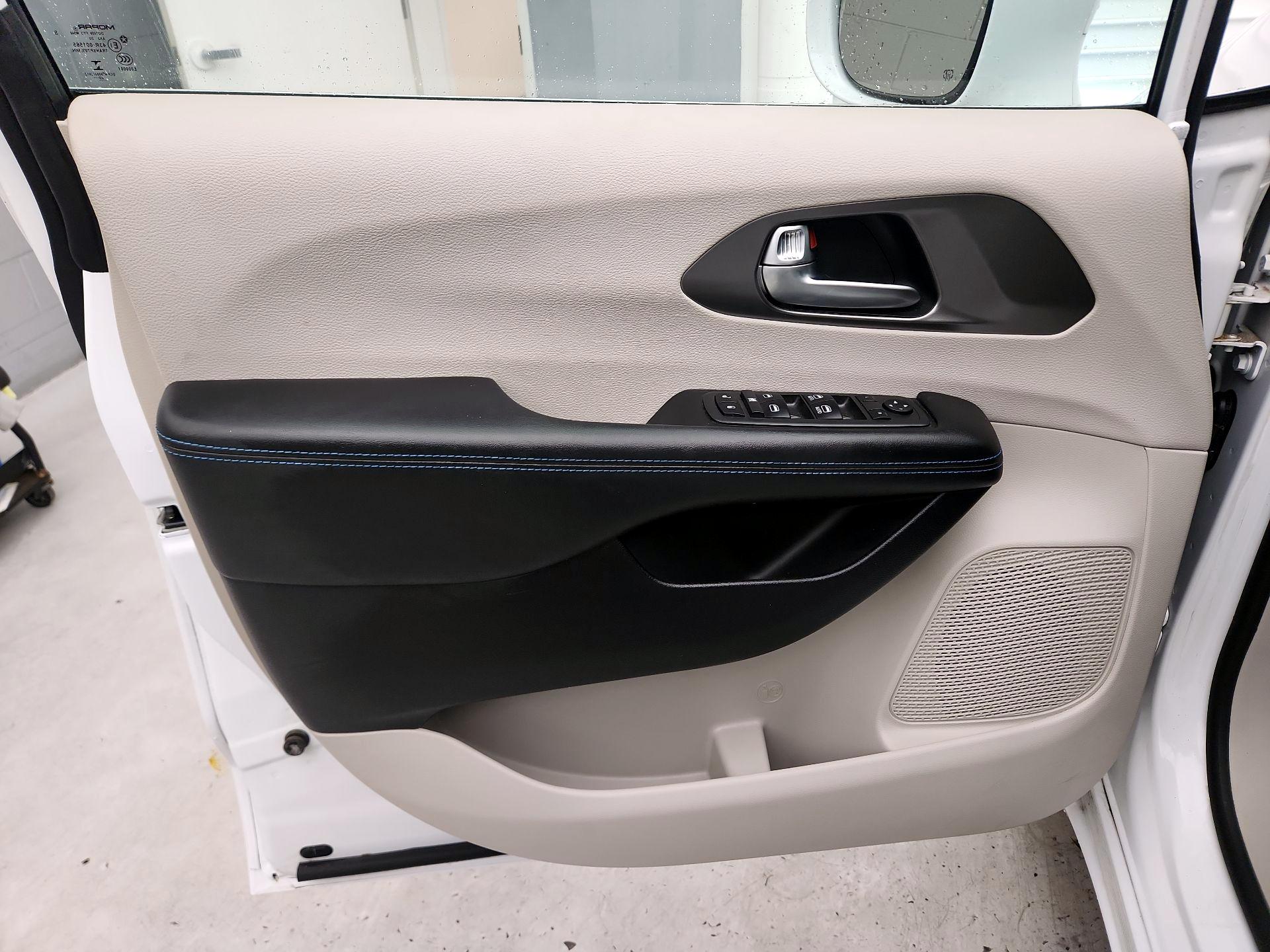 Thumbnail: 2021 Chrysler Pacifica - 12