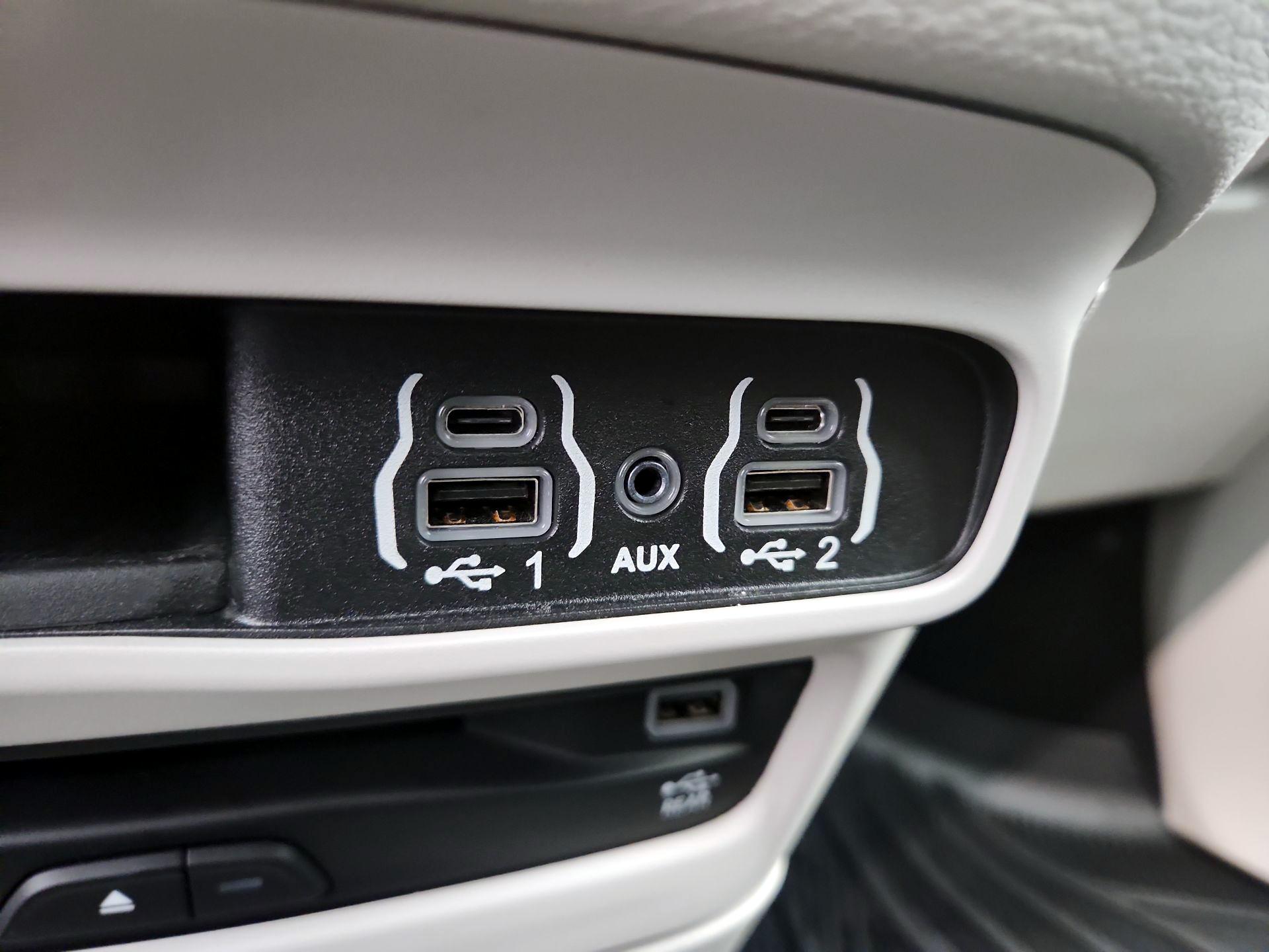 Thumbnail: 2021 Chrysler Pacifica - 18