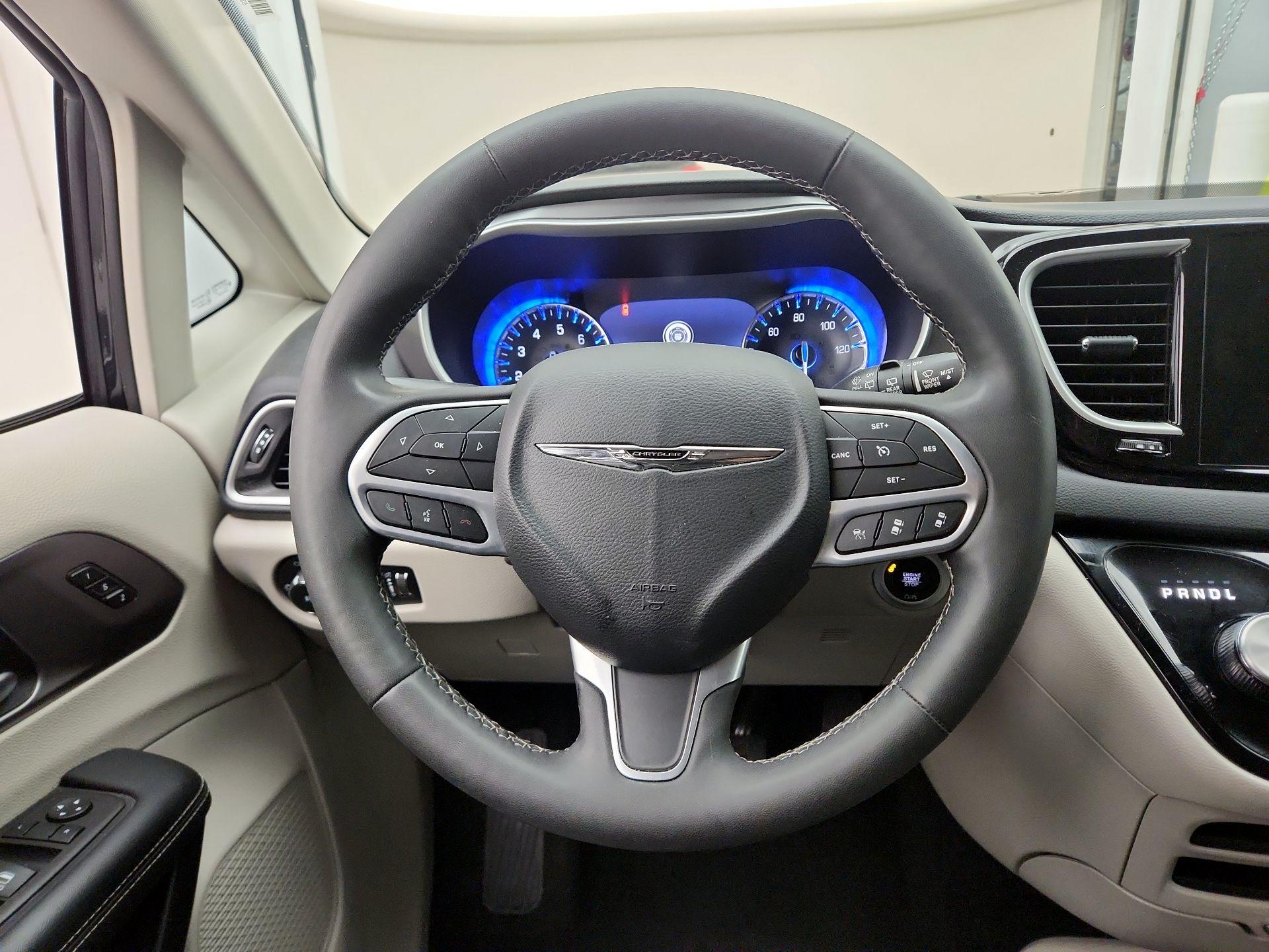 Thumbnail: 2023 Chrysler Pacifica - 10