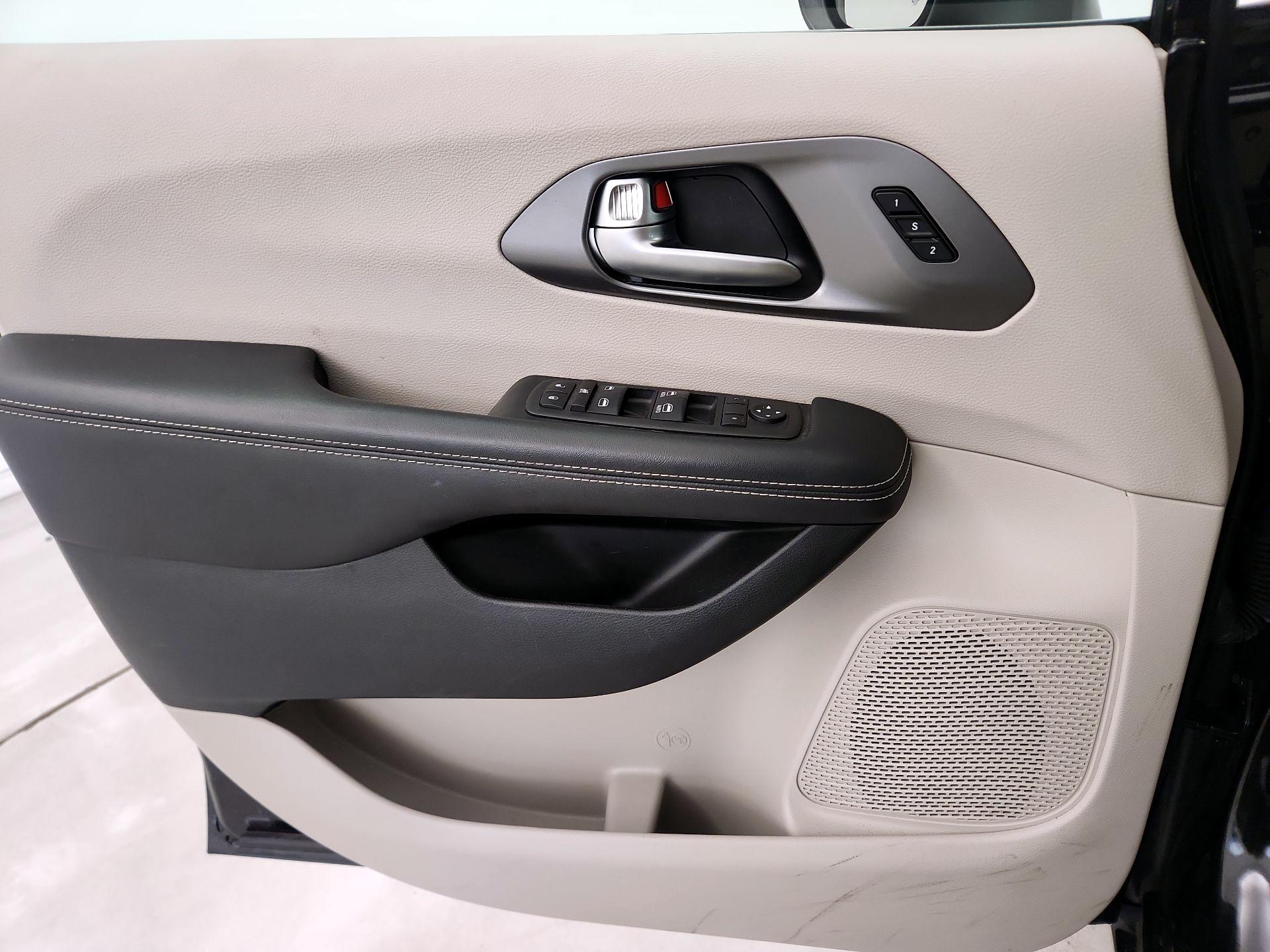 Thumbnail: 2023 Chrysler Pacifica - 12