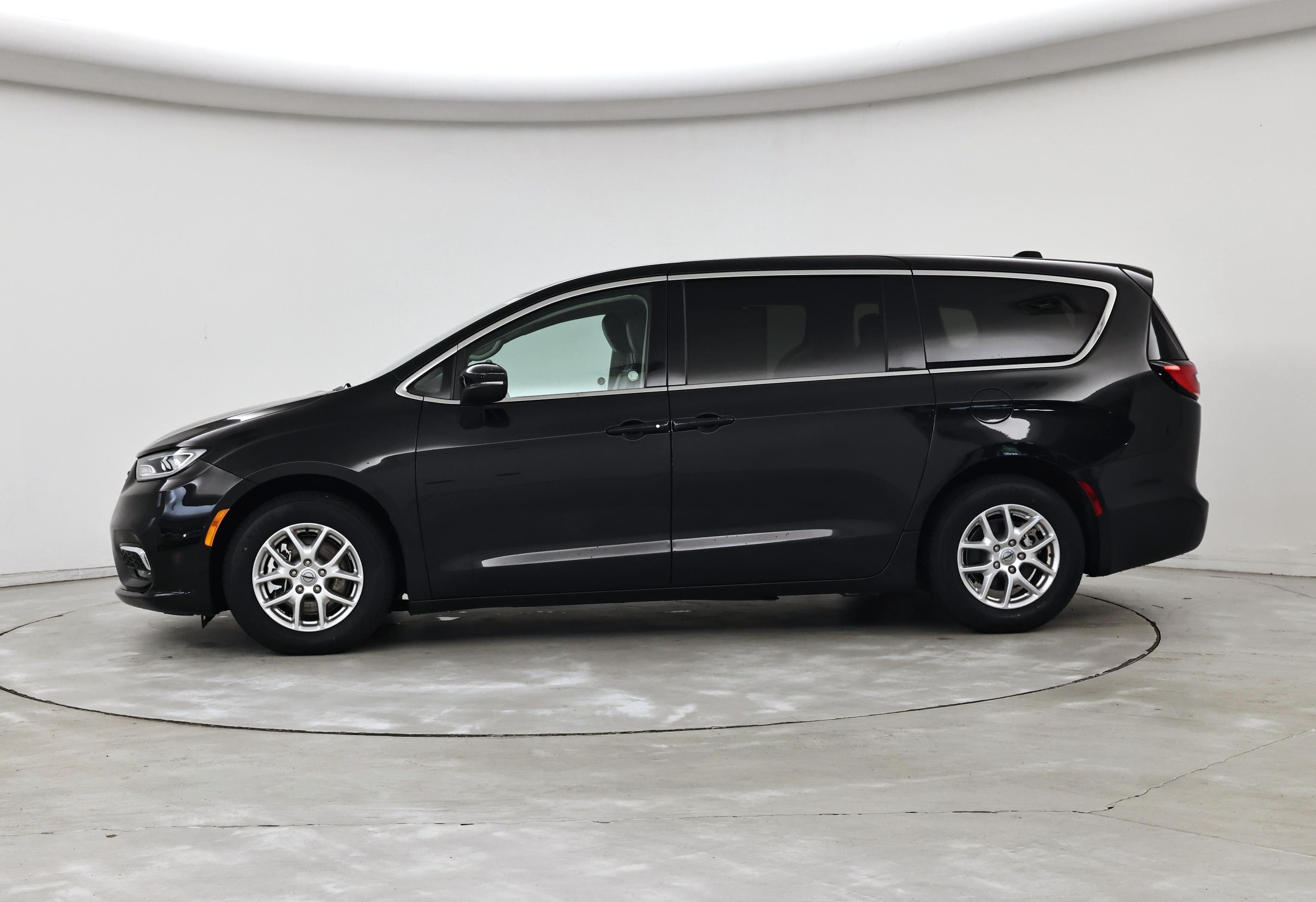 Thumbnail: 2023 Chrysler Pacifica - 3