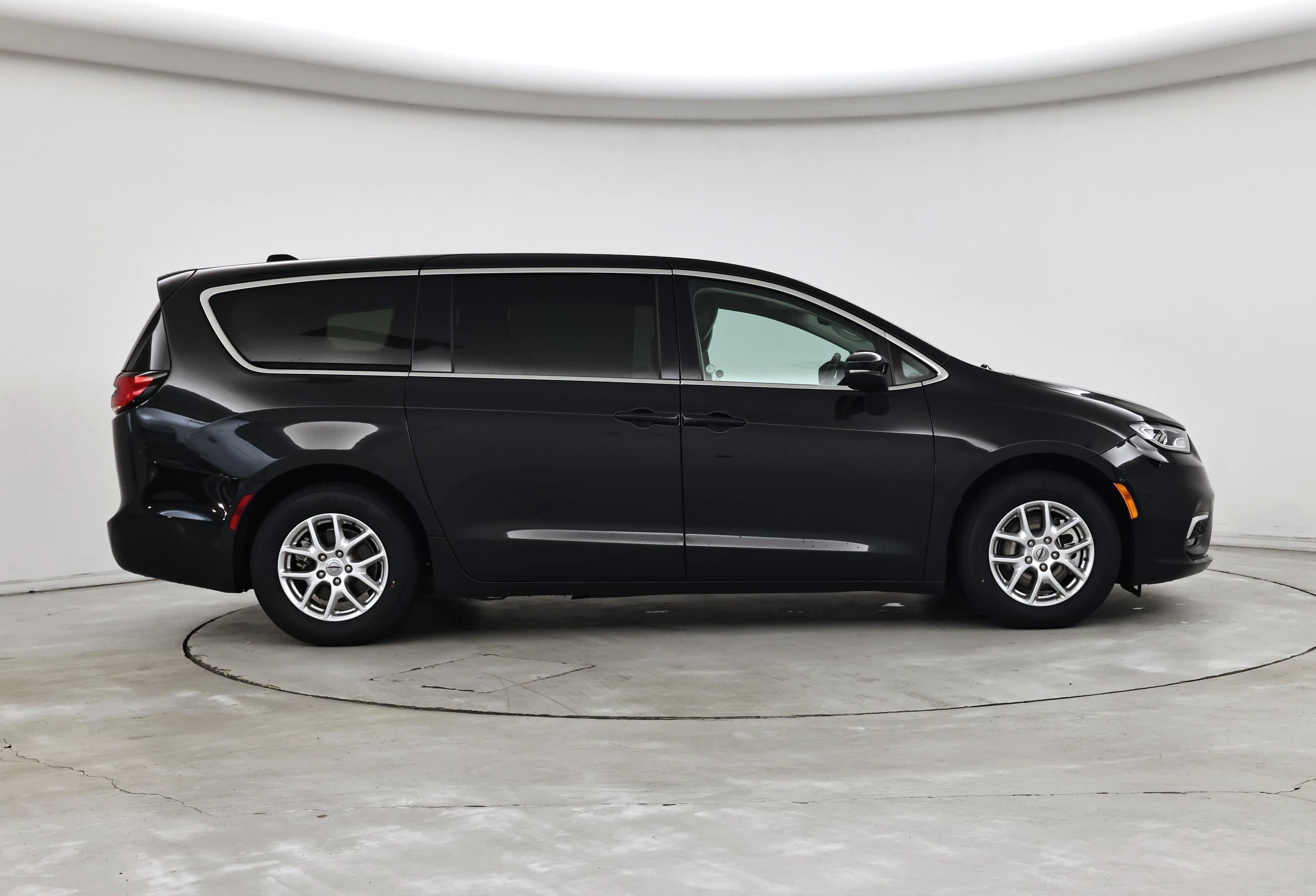 Thumbnail: 2023 Chrysler Pacifica - 7