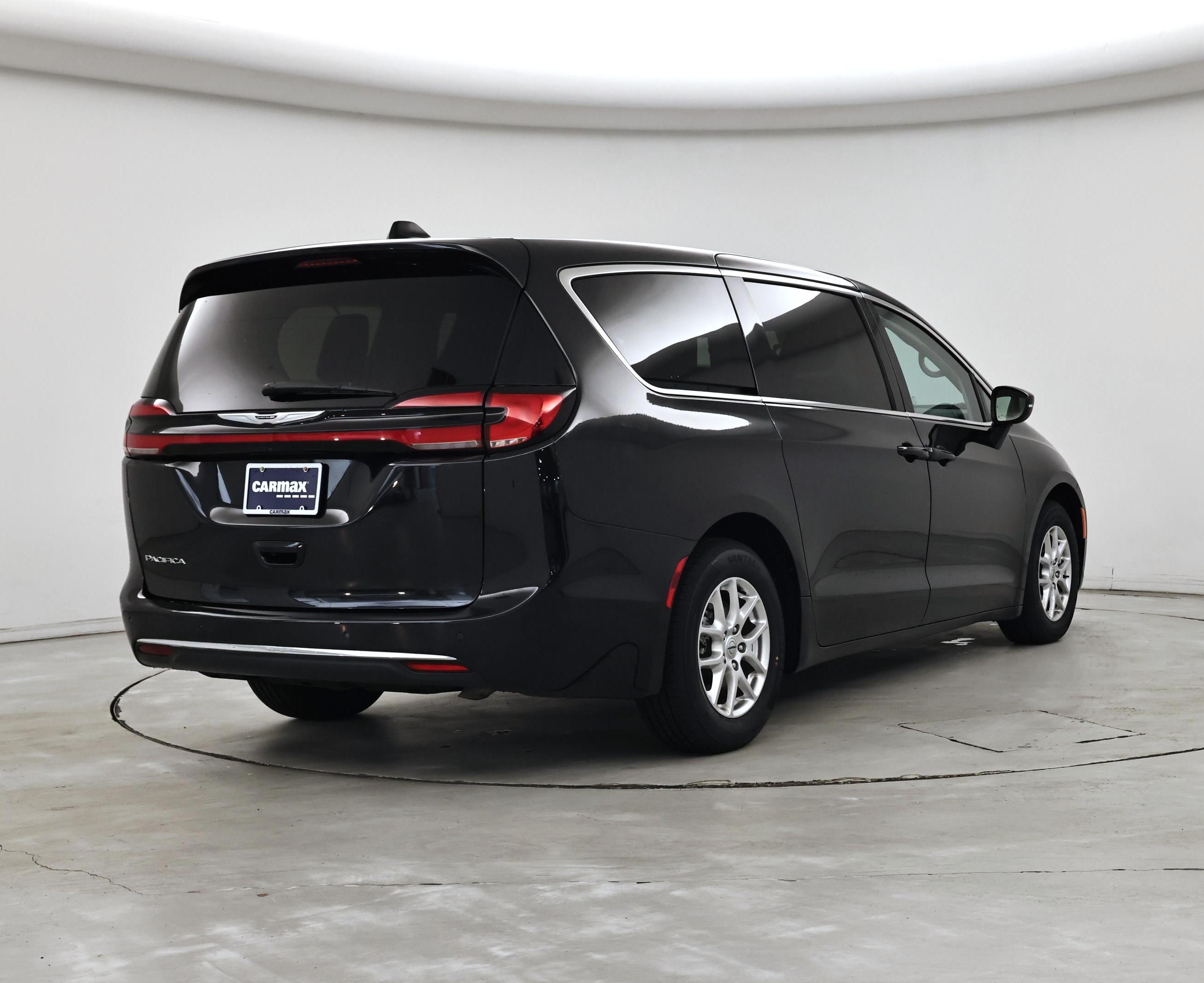Thumbnail: 2023 Chrysler Pacifica - 8