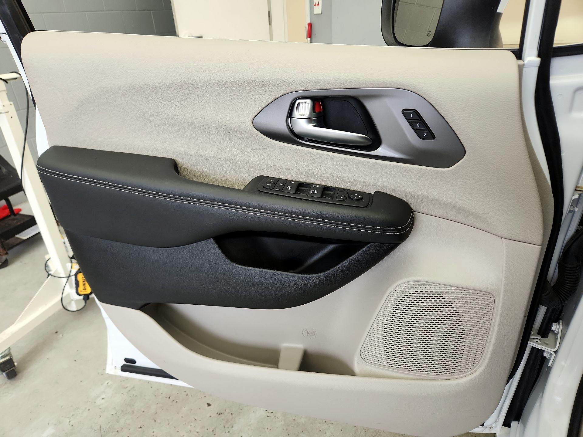 Thumbnail: 2023 Chrysler Pacifica - 12