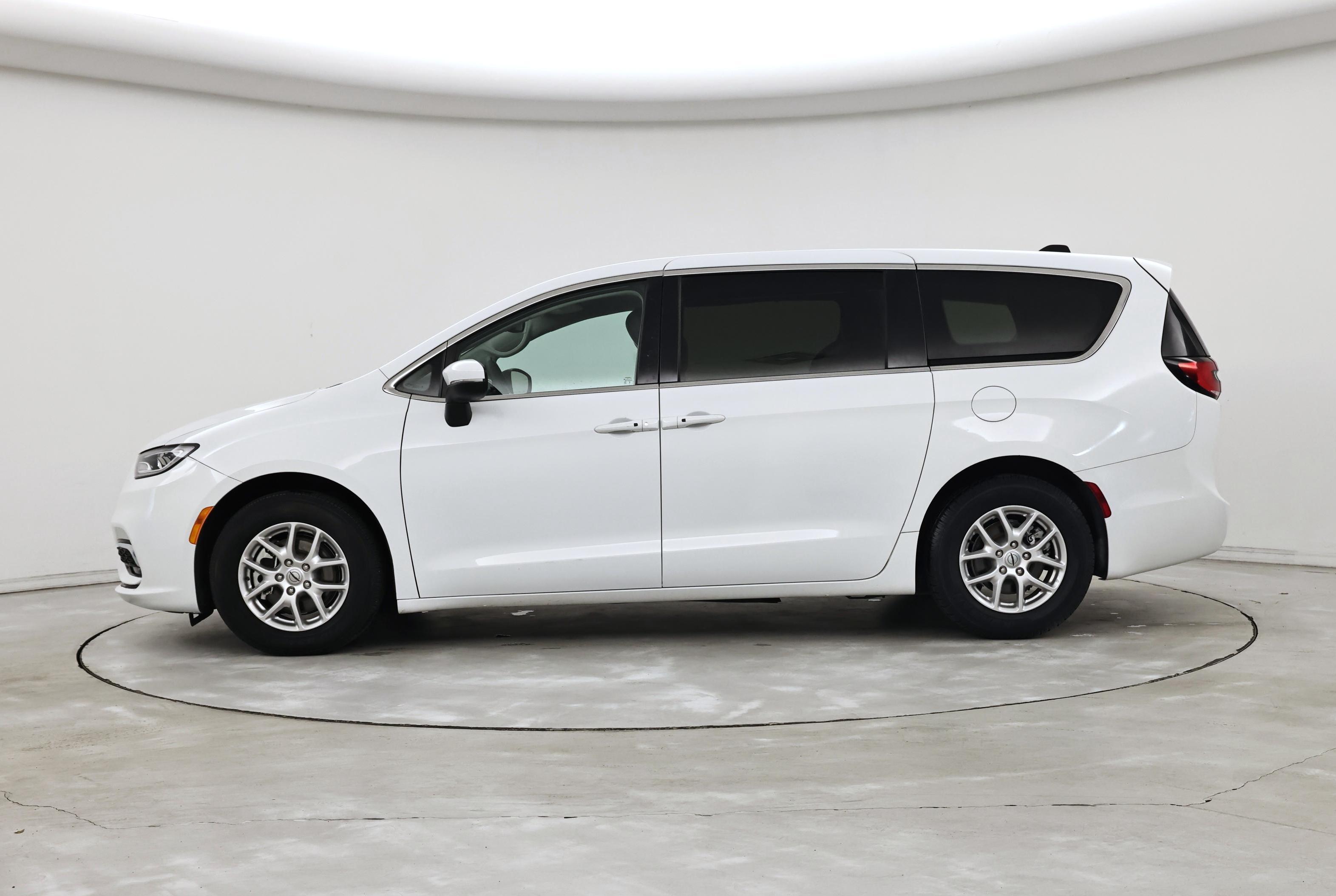 Thumbnail: 2023 Chrysler Pacifica - 3