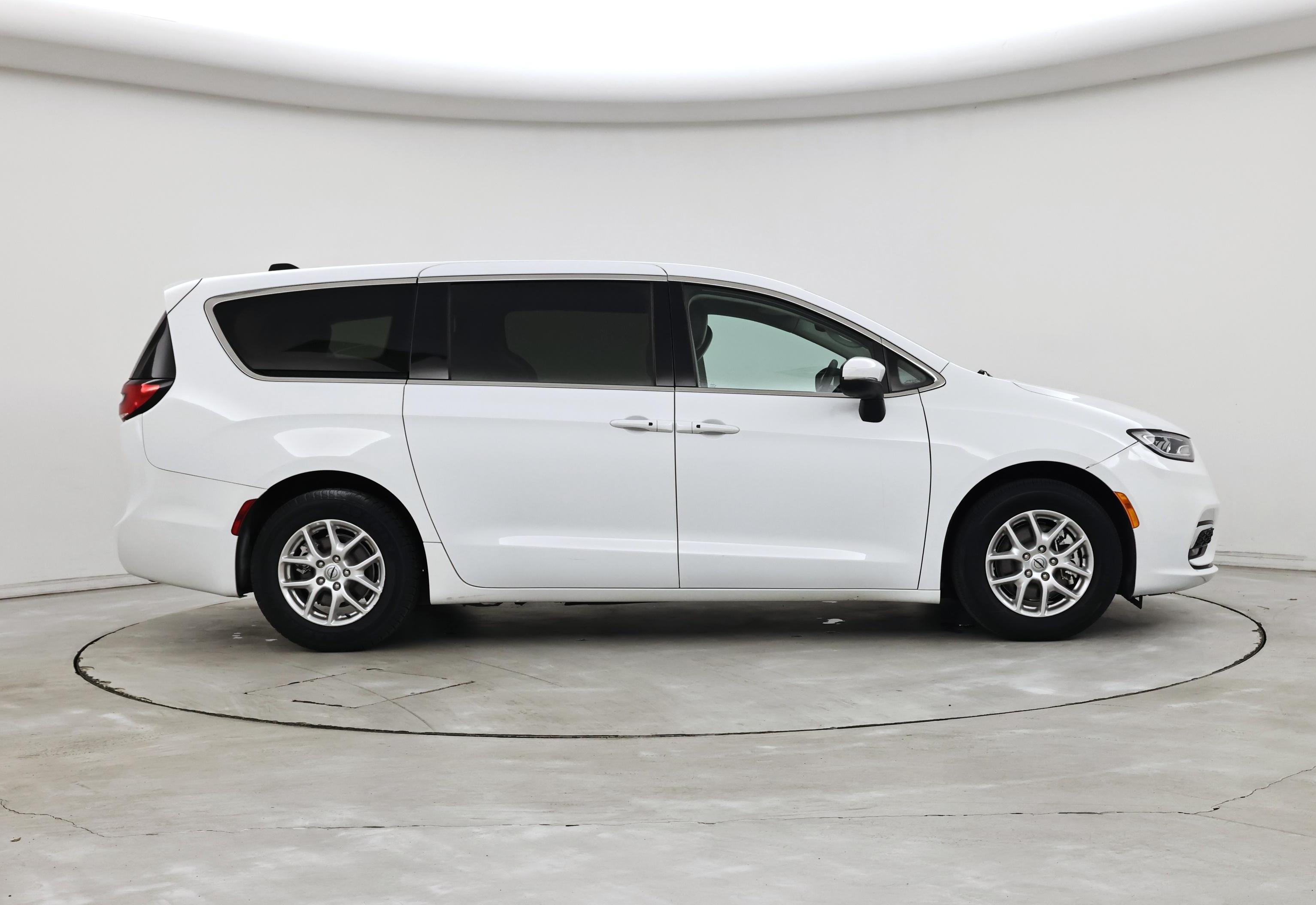 Thumbnail: 2023 Chrysler Pacifica - 7