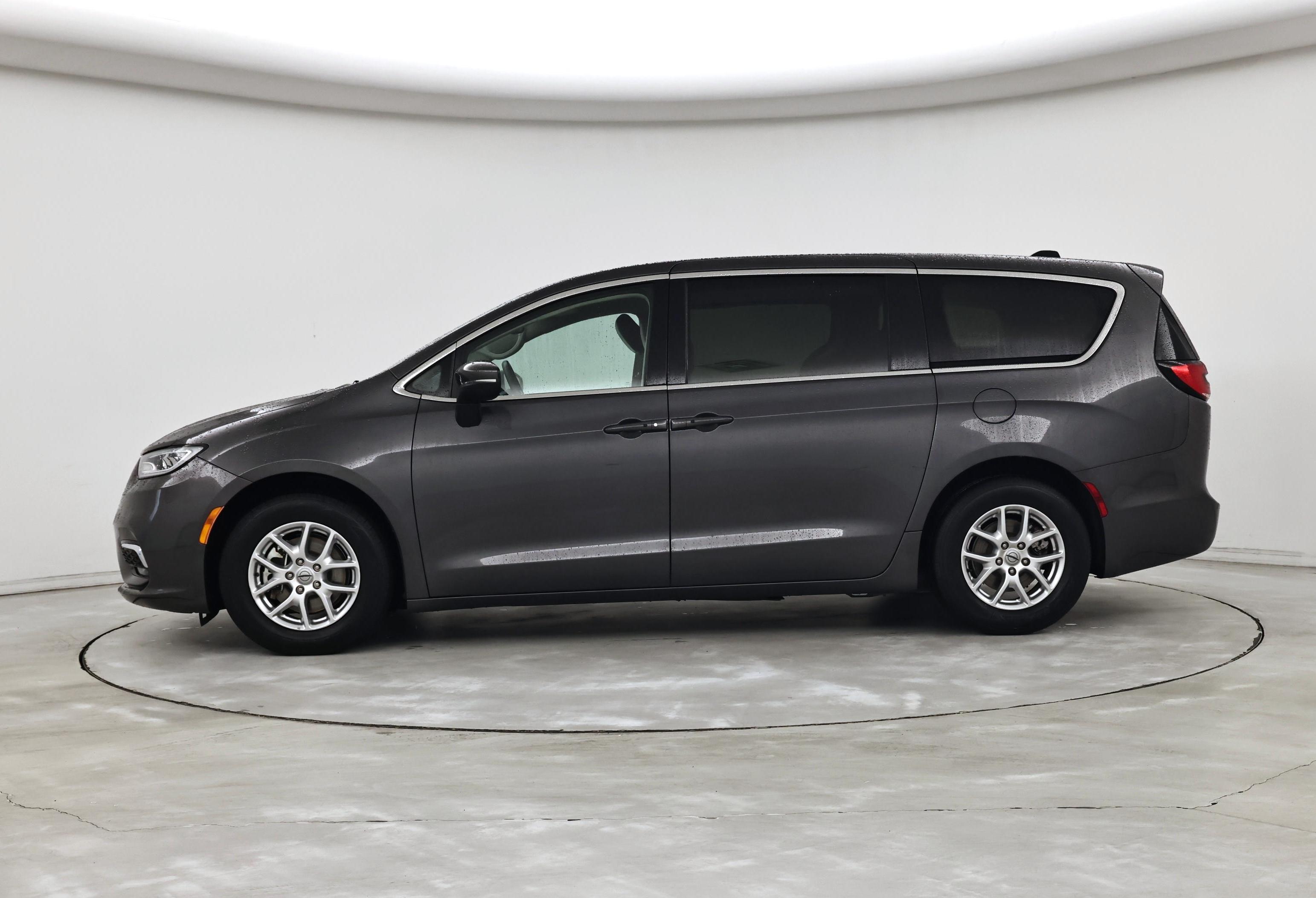 Thumbnail: 2023 Chrysler Pacifica - 3